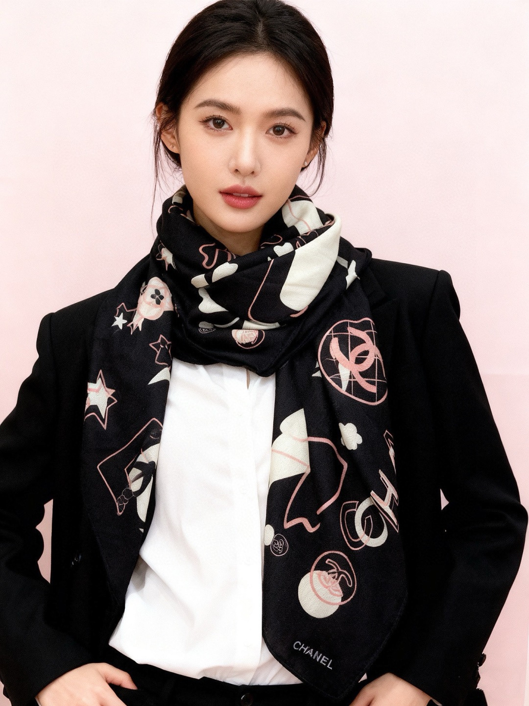 上新❤️【Chanel】 经典茶花优雅Coco风，Chanel最新菱格丝绒大方巾~气质到骨子里，香奶奶新