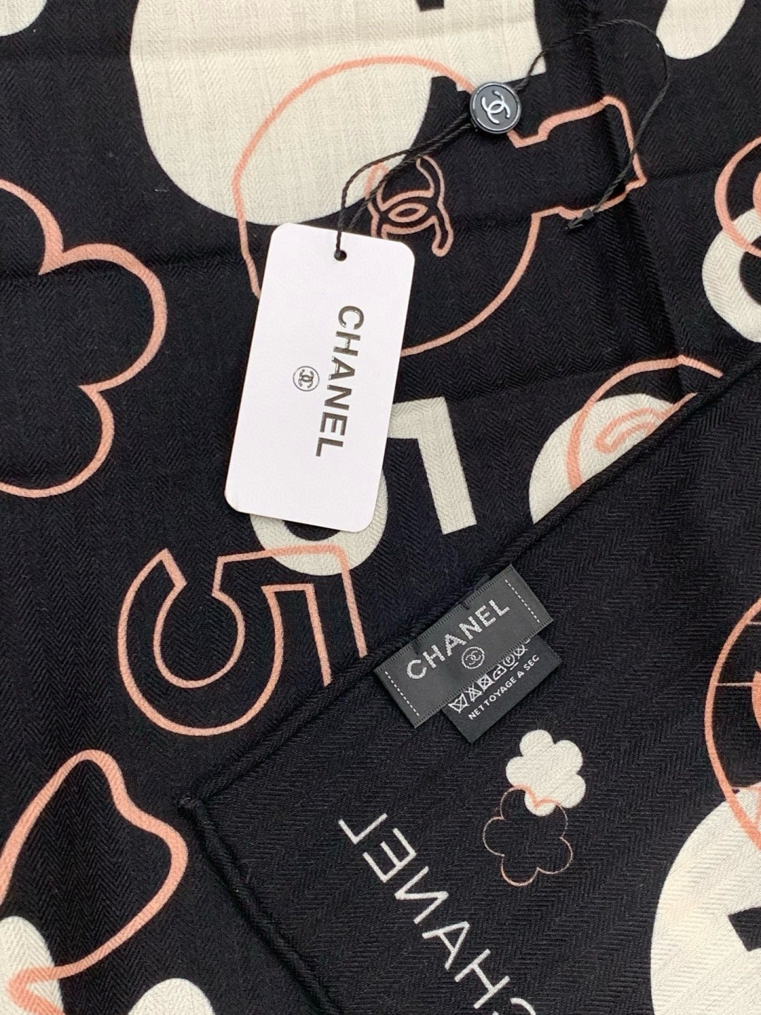 上新❤️【Chanel】 经典茶花优雅Coco风，Chanel最新菱格丝绒大方巾~气质到骨子里，香奶奶新