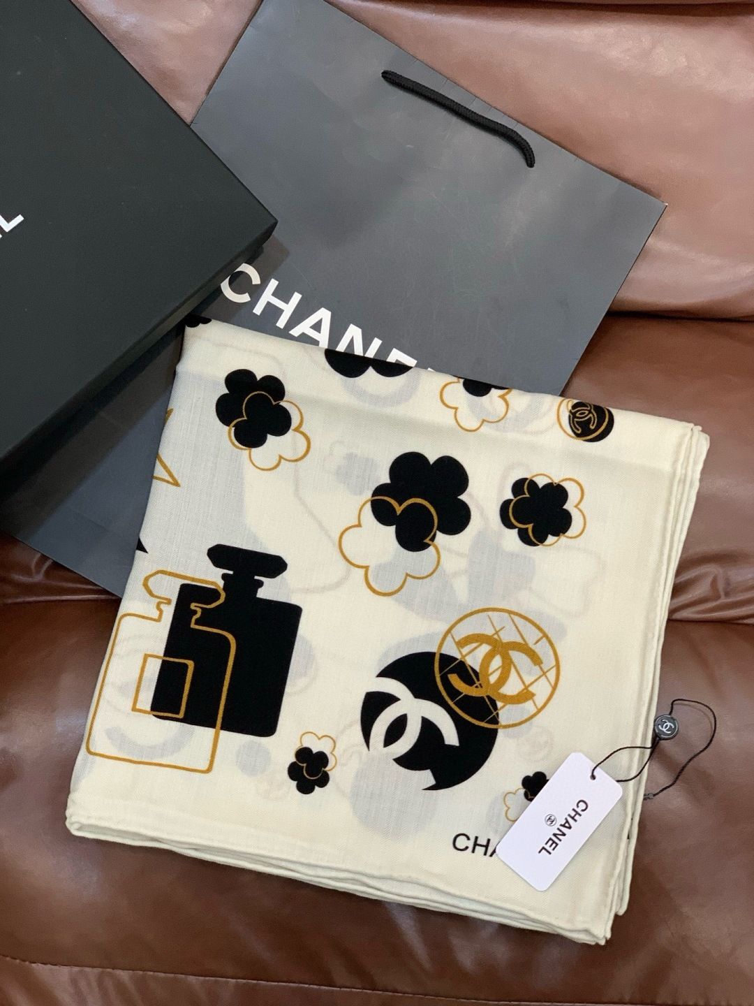上新❤️【Chanel】 经典茶花优雅Coco风，Chanel最新菱格丝绒大方巾~气质到骨子里，香奶奶新