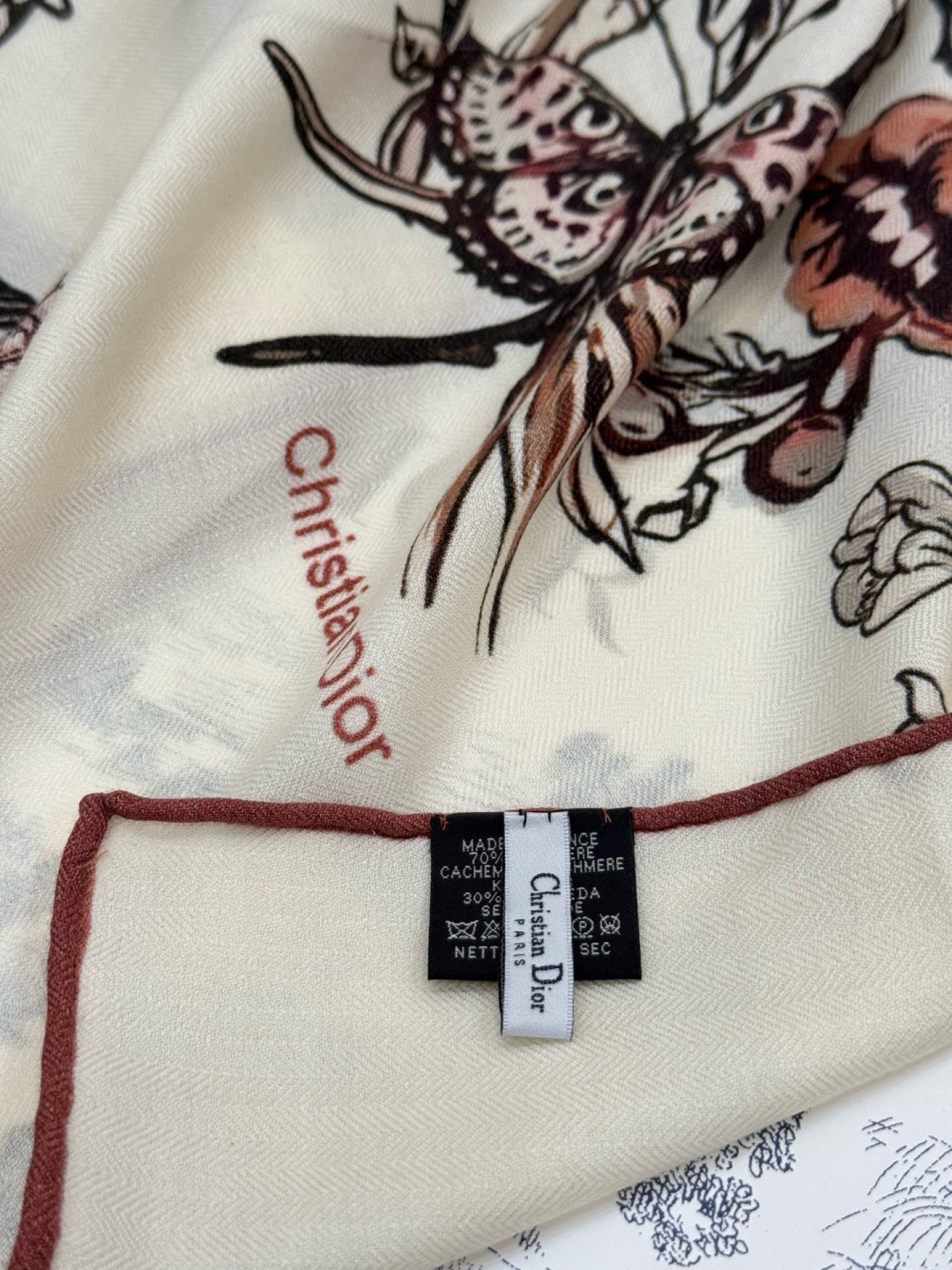 这款披肩饰以 Dior Camo PaPillon 图案，以优雅而诗意的设计全新演绎蝴蝶主题。采用真丝羊