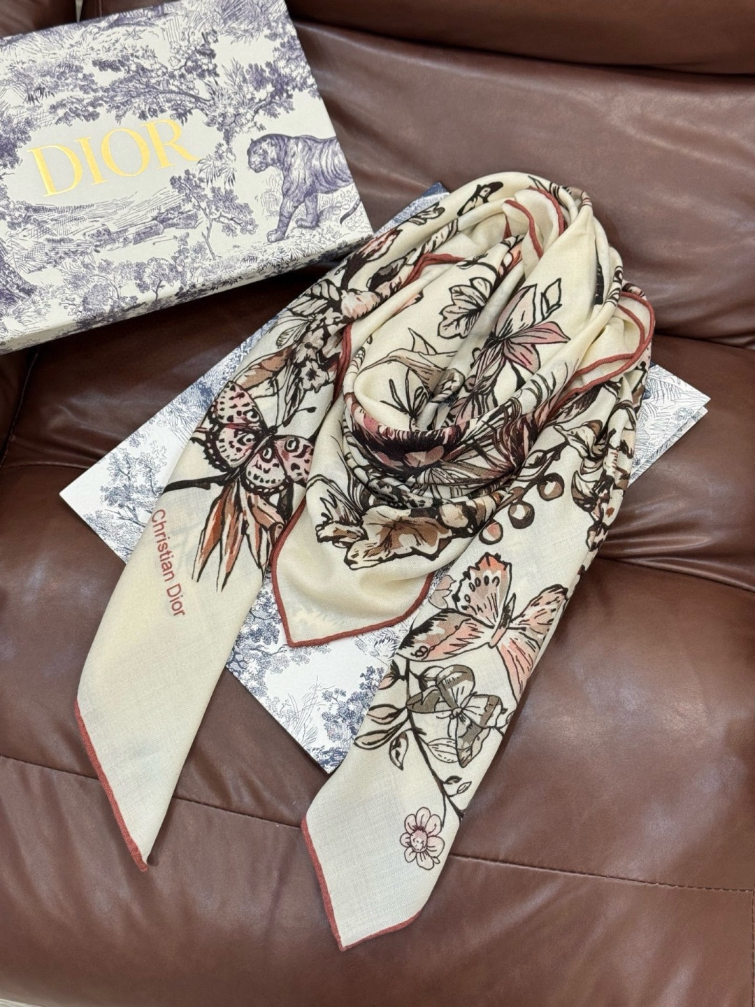 这款披肩饰以 Dior Camo PaPillon 图案，以优雅而诗意的设计全新演绎蝴蝶主题。采用真丝羊