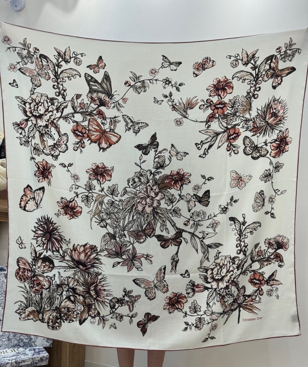 这款披肩饰以 Dior Camo PaPillon 图案，以优雅而诗意的设计全新演绎蝴蝶主题。采用真丝羊