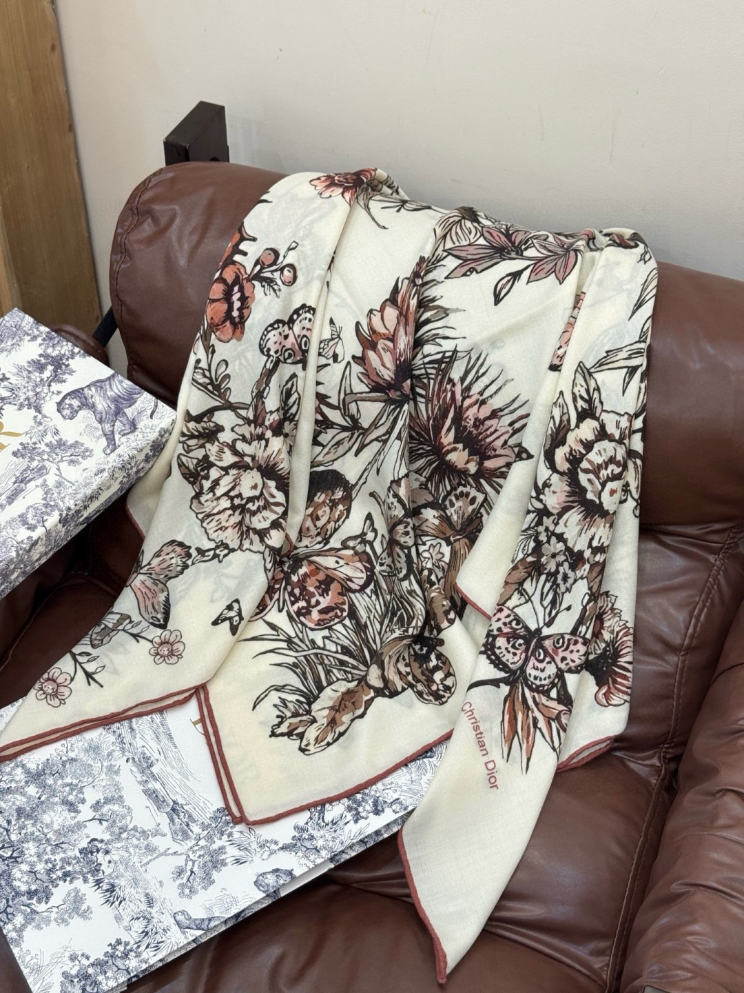 这款披肩饰以 Dior Camo PaPillon 图案，以优雅而诗意的设计全新演绎蝴蝶主题。采用真丝羊