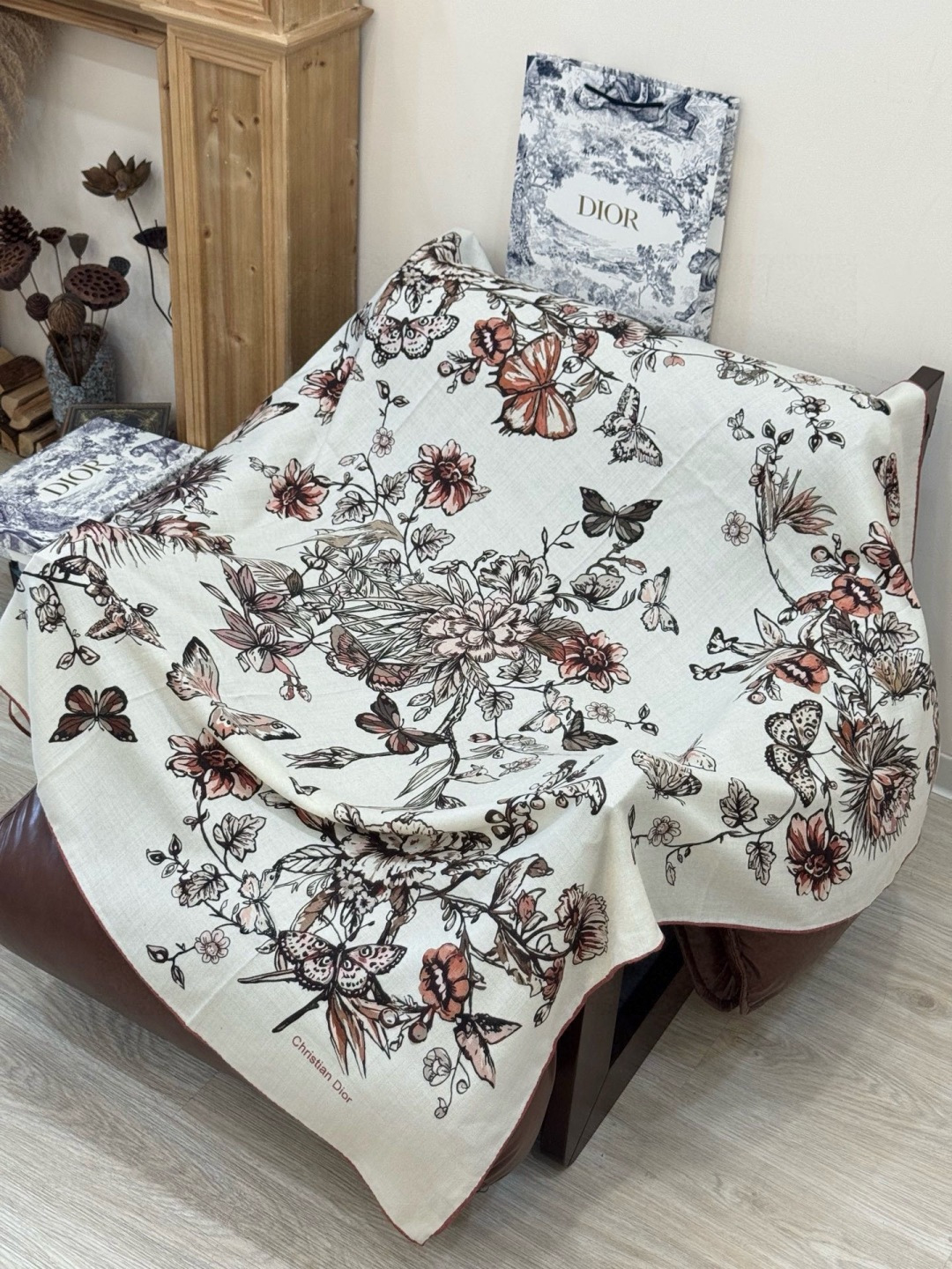 这款披肩饰以 Dior Camo PaPillon 图案，以优雅而诗意的设计全新演绎蝴蝶主题。采用真丝羊