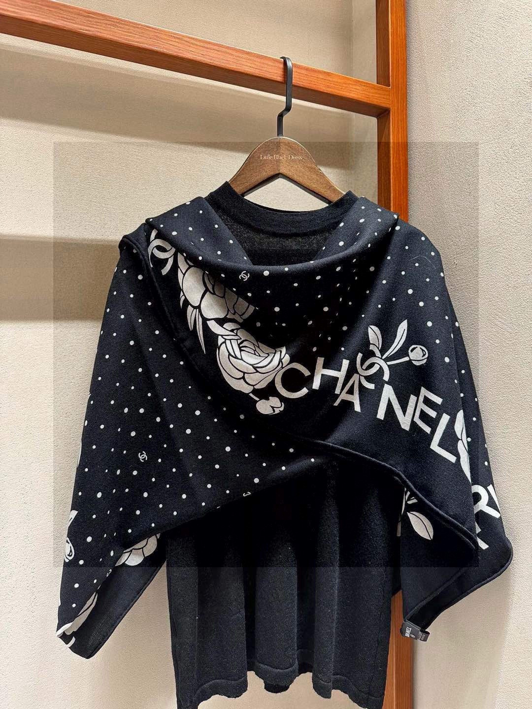 💟上新 ❤️ 𝐂𝐡𝐚𝐧𝐞𝐥 • ℕ𝕖𝕨《小香山茶花系列单品集》 黑色Size：140*140cm 丝绒双