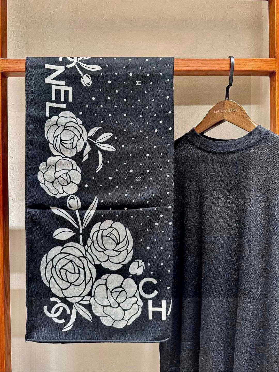 💟上新 ❤️ 𝐂𝐡𝐚𝐧𝐞𝐥 • ℕ𝕖𝕨《小香山茶花系列单品集》 黑色Size：140*140cm 丝绒双