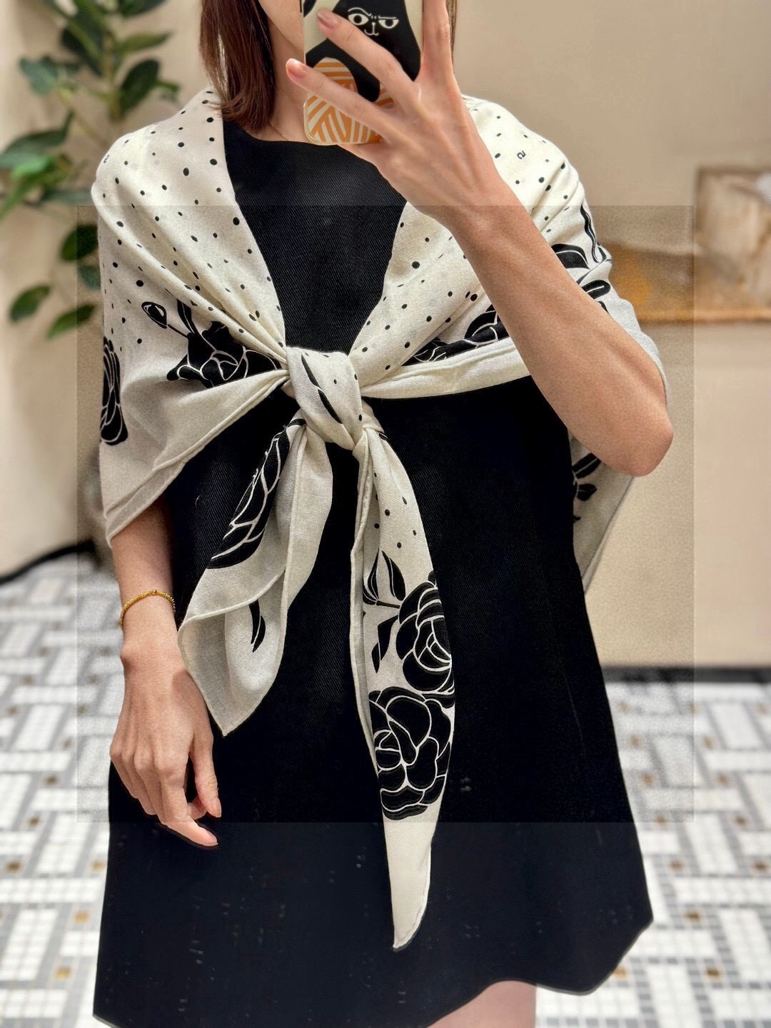 💟上新 ❤️ 𝐂𝐡𝐚𝐧𝐞𝐥 • ℕ𝕖𝕨《小香山茶花系列单品集》 黑色Size：140*140cm 丝绒双