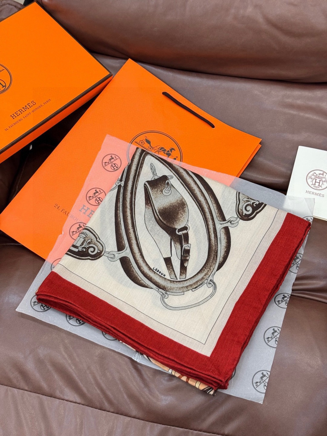 上新🆕【丝绒双面同色140披肩】“弩式牵引马具”手工卷边丝绒方巾披肩70%羊绒30%真丝这款典藏方巾展现