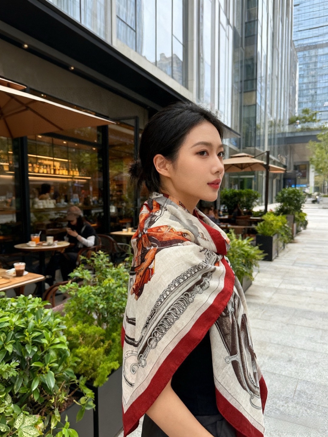 上新🆕【丝绒双面同色140披肩】“弩式牵引马具”手工卷边丝绒方巾披肩70%羊绒30%真丝这款典藏方巾展现