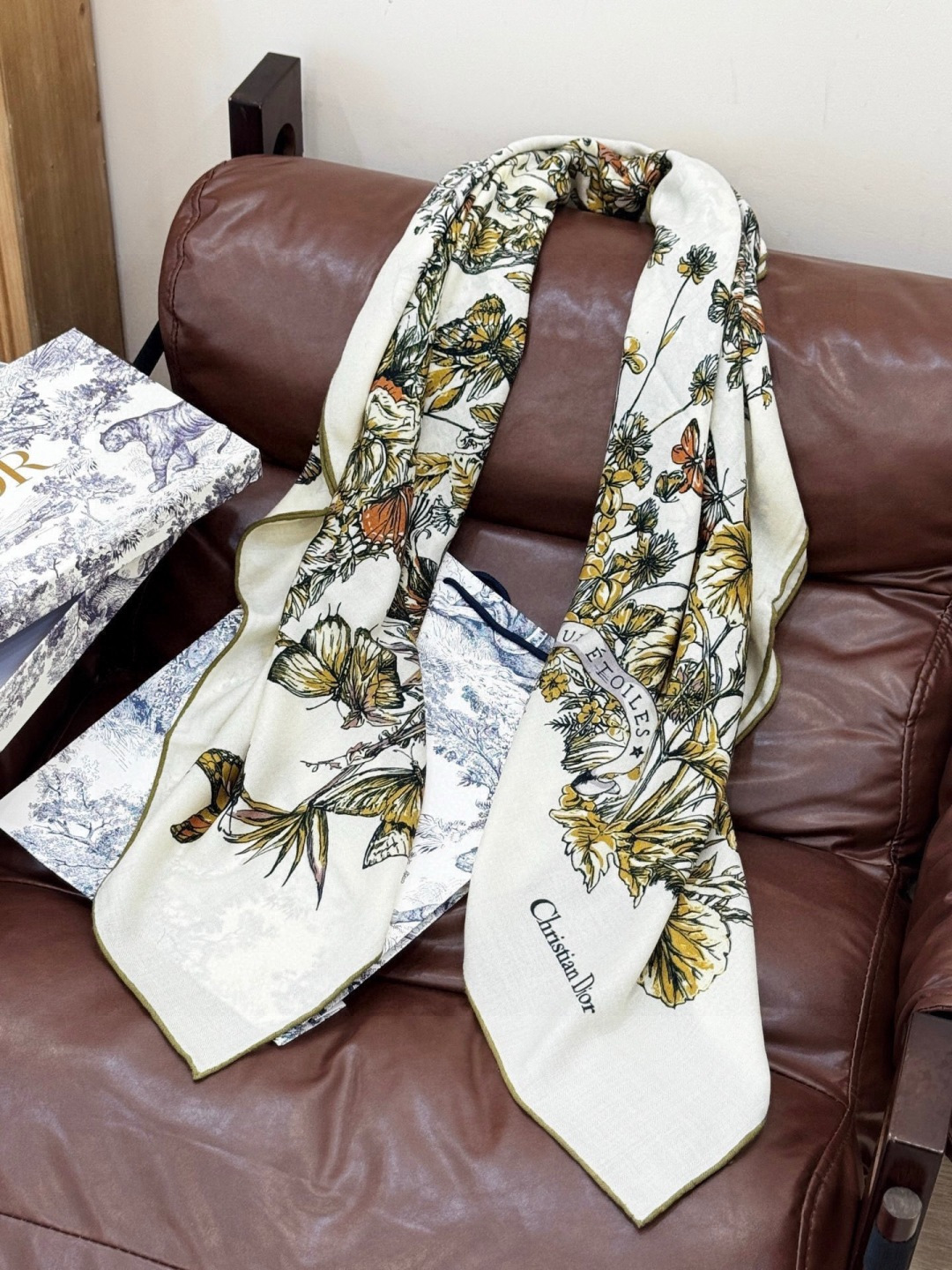 Dior 印花披肩【140顶级丝绒双面同色】Dior Camo PaPillon 图案这款披肩饰以 Di