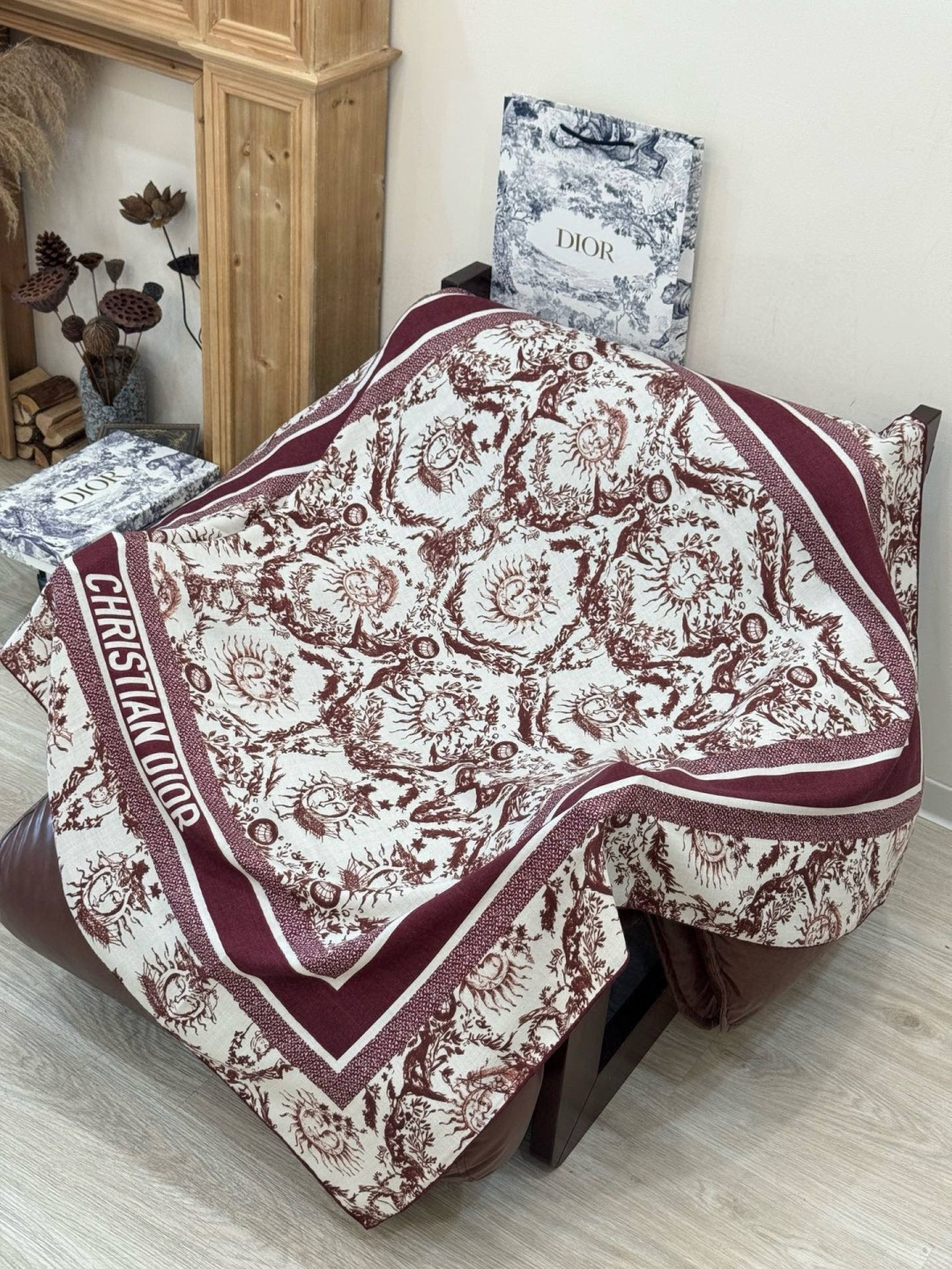 Dior 140丝绒双面同色印花披肩这款 Dior 丝绒披肩以彼得罗•鲁福（Pietro Ruffo）设