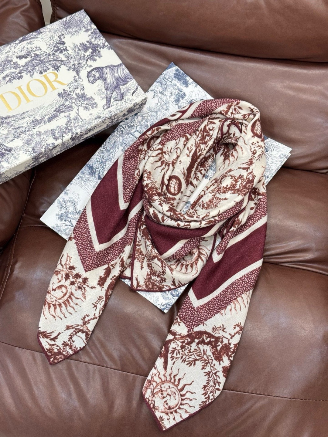 Dior 140丝绒双面同色印花披肩这款 Dior 丝绒披肩以彼得罗•鲁福（Pietro Ruffo）设