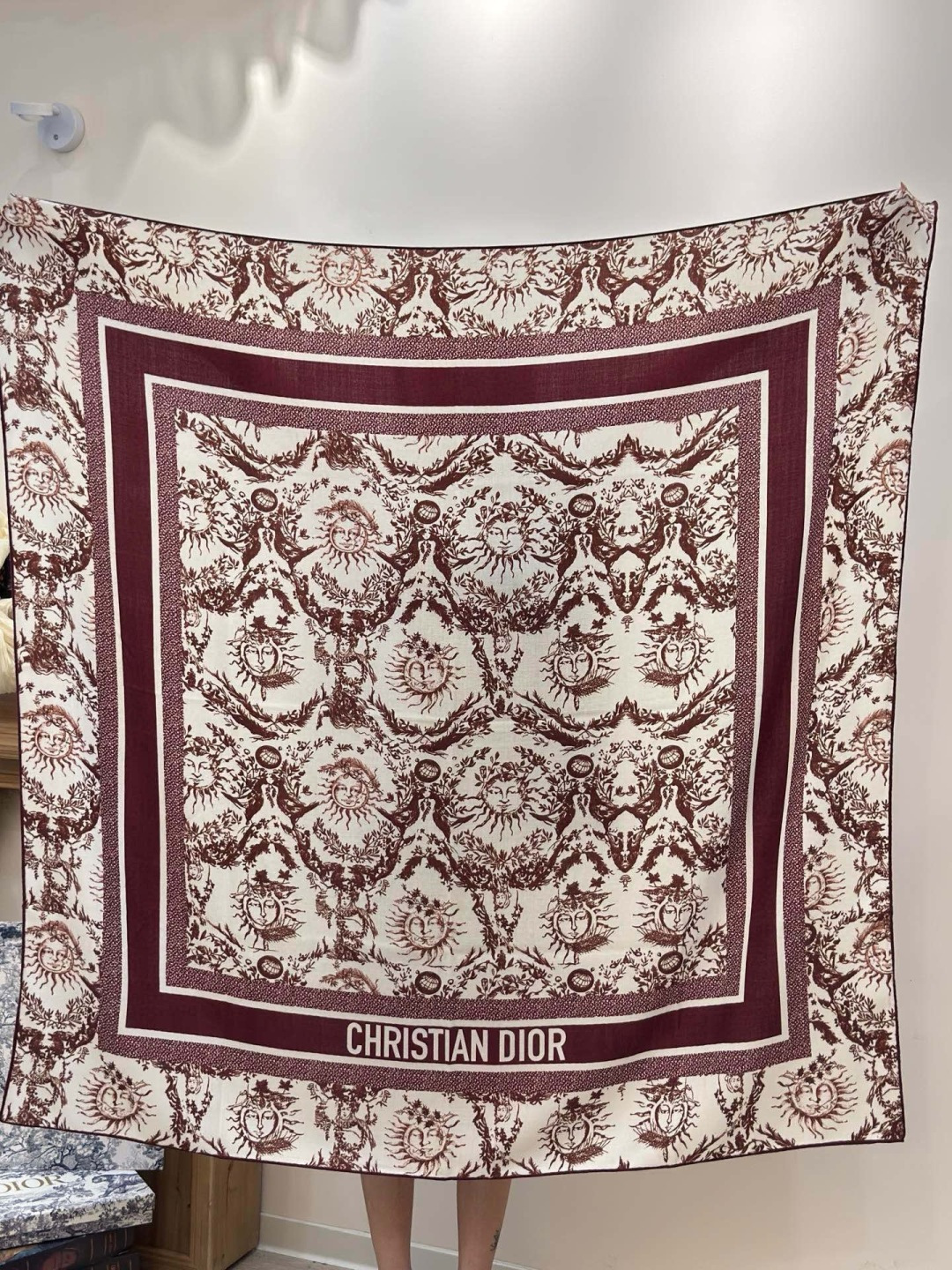 Dior 140丝绒双面同色印花披肩这款 Dior 丝绒披肩以彼得罗•鲁福（Pietro Ruffo）设