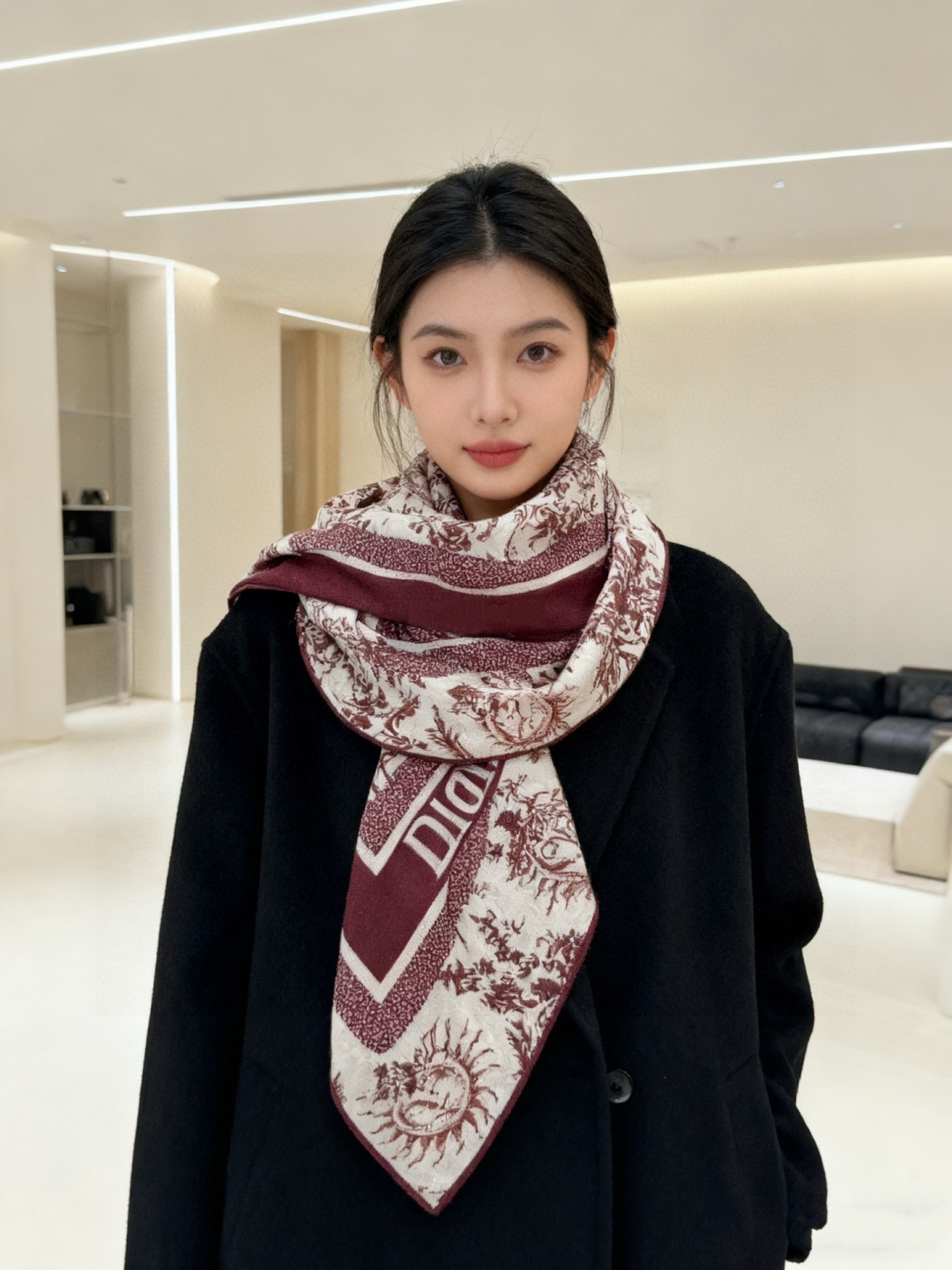 Dior 140丝绒双面同色印花披肩这款 Dior 丝绒披肩以彼得罗•鲁福（Pietro Ruffo）设