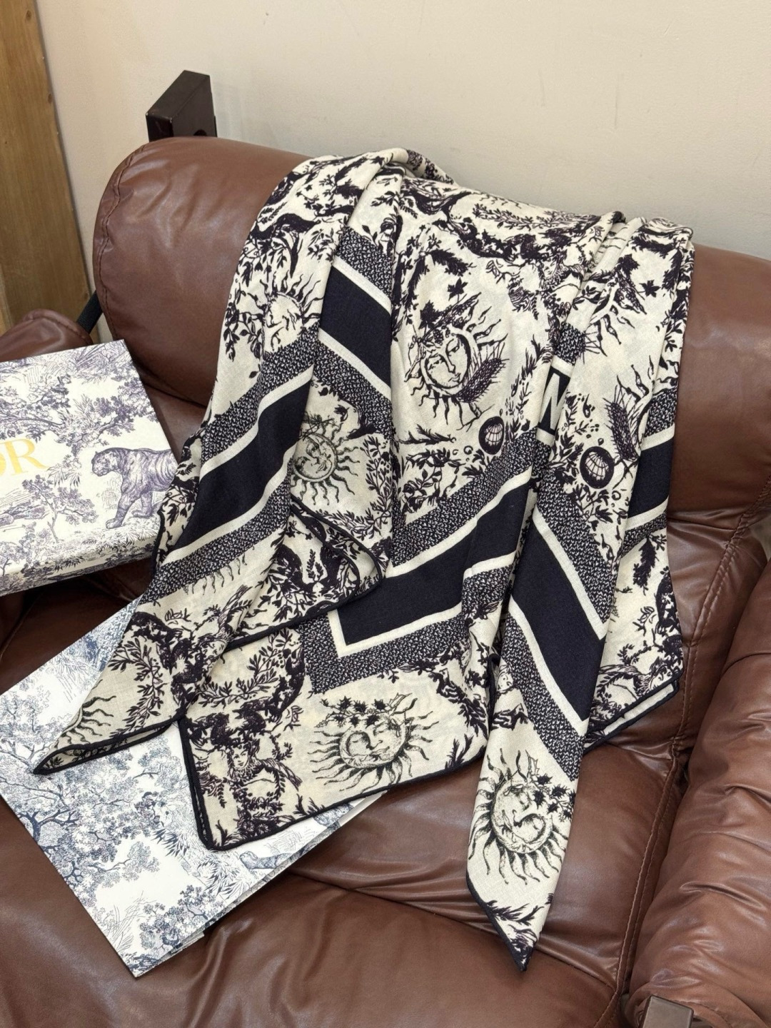 Dior 140丝绒双面同色印花披肩这款 Dior 丝绒披肩以彼得罗•鲁福（Pietro Ruffo）设