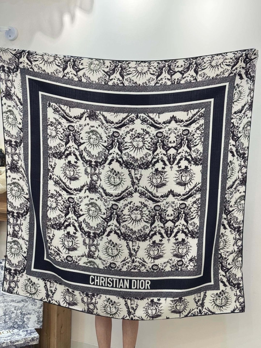 Dior 140丝绒双面同色印花披肩这款 Dior 丝绒披肩以彼得罗•鲁福（Pietro Ruffo）设