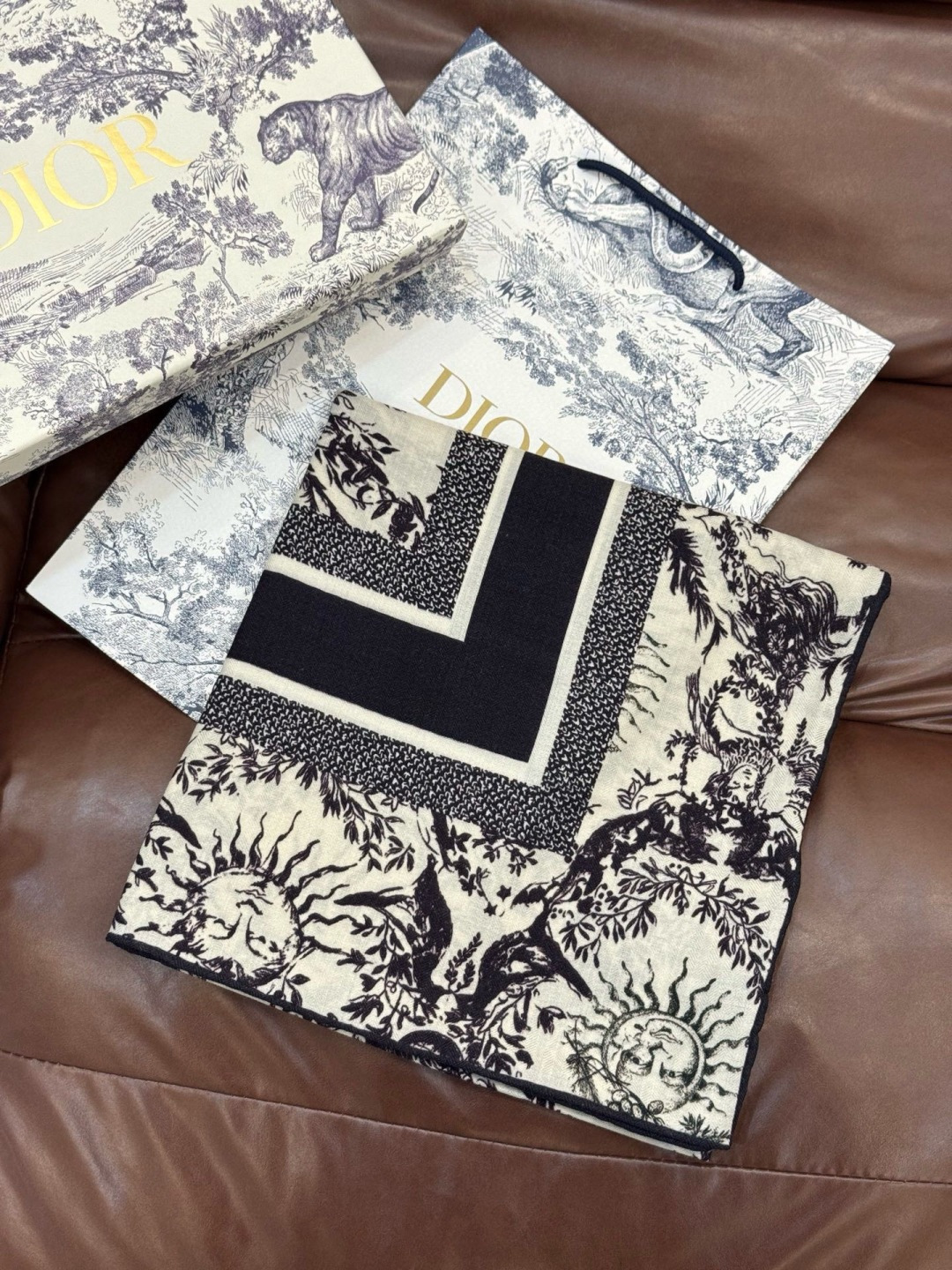 Dior 140丝绒双面同色印花披肩这款 Dior 丝绒披肩以彼得罗•鲁福（Pietro Ruffo）设