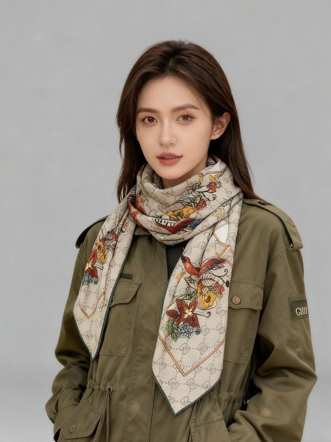 Gucci新款方巾 Gucci动物和花卉印花品牌典藏图案在与全新醒目印花的衬托下熠熠生辉。这款方巾匠心缀