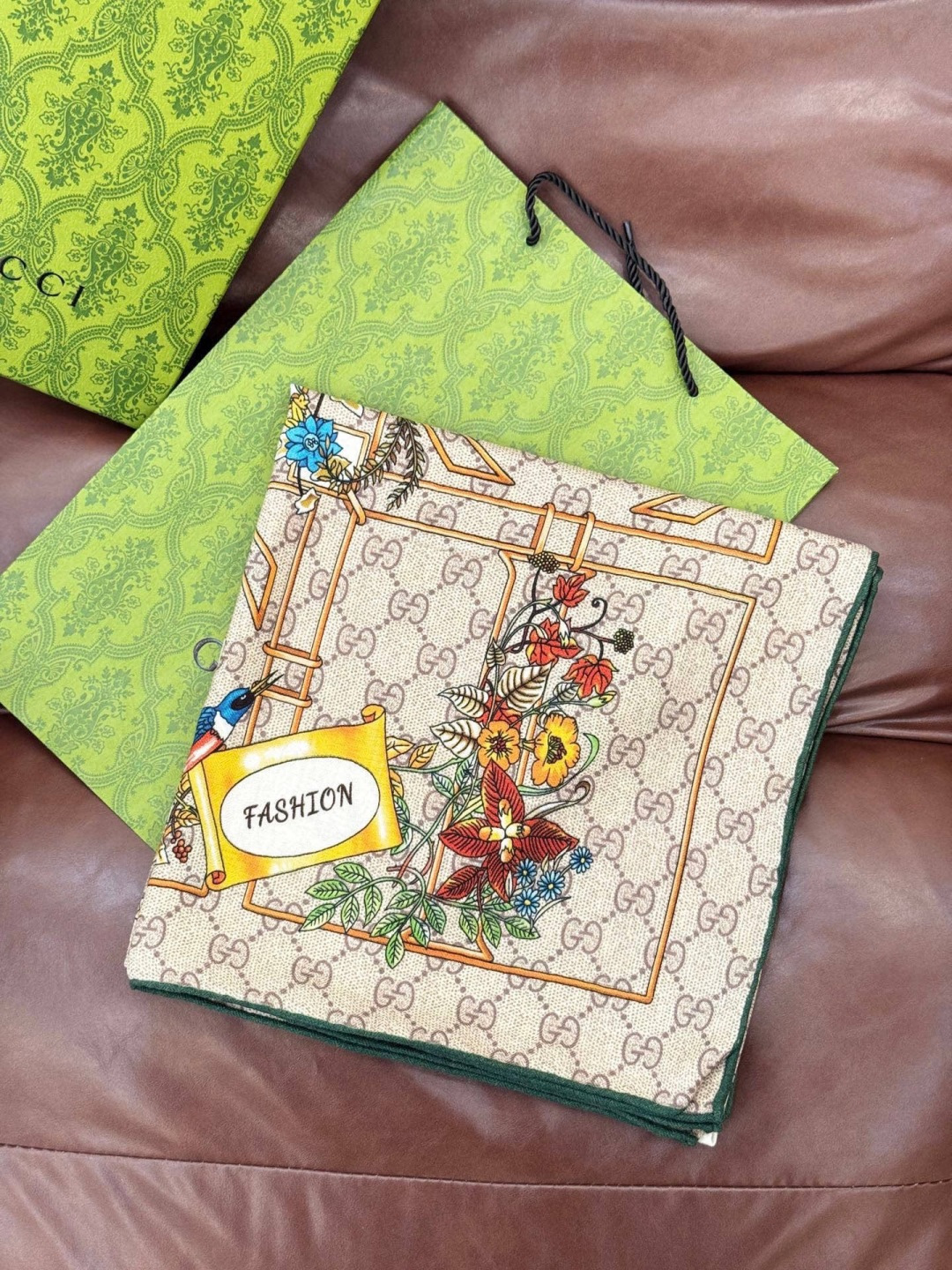 Gucci新款方巾 Gucci动物和花卉印花品牌典藏图案在与全新醒目印花的衬托下熠熠生辉。这款方巾匠心缀