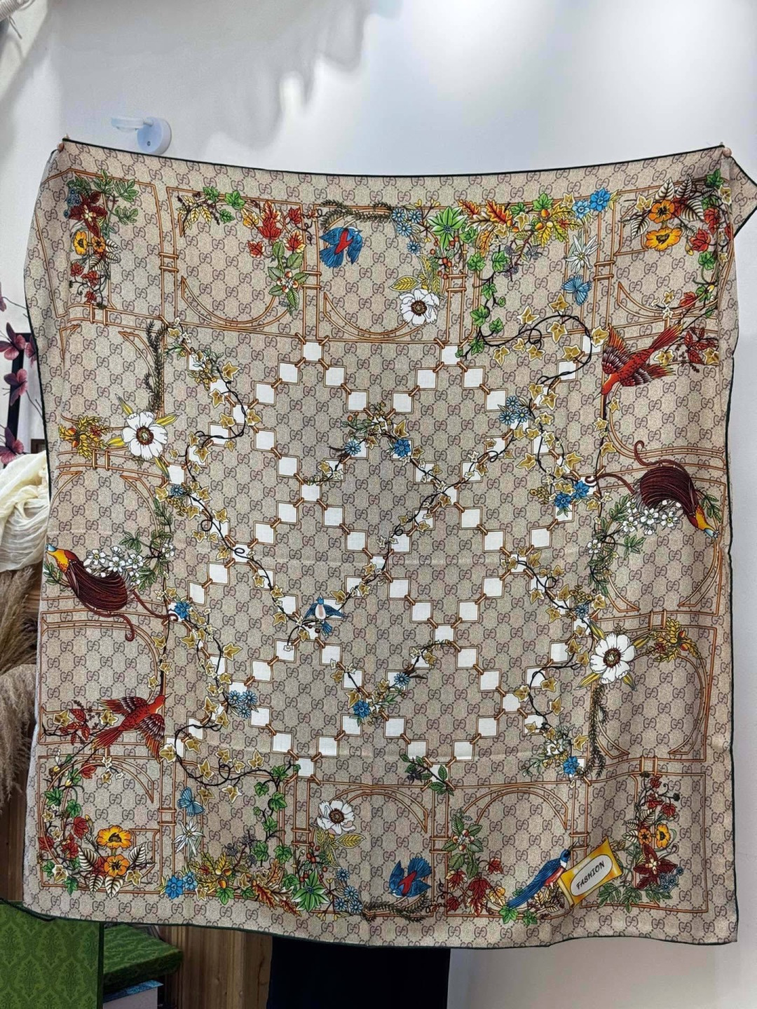 Gucci新款方巾 Gucci动物和花卉印花品牌典藏图案在与全新醒目印花的衬托下熠熠生辉。这款方巾匠心缀