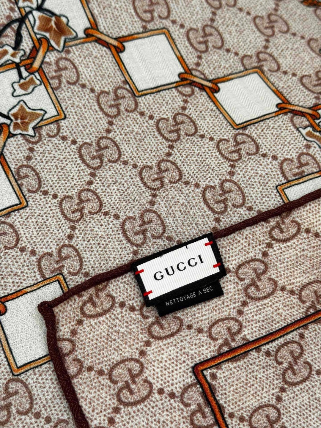 Gucci新款方巾 Gucci动物和花卉印花品牌典藏图案在与全新醒目印花的衬托下熠熠生辉。这款方巾匠心缀