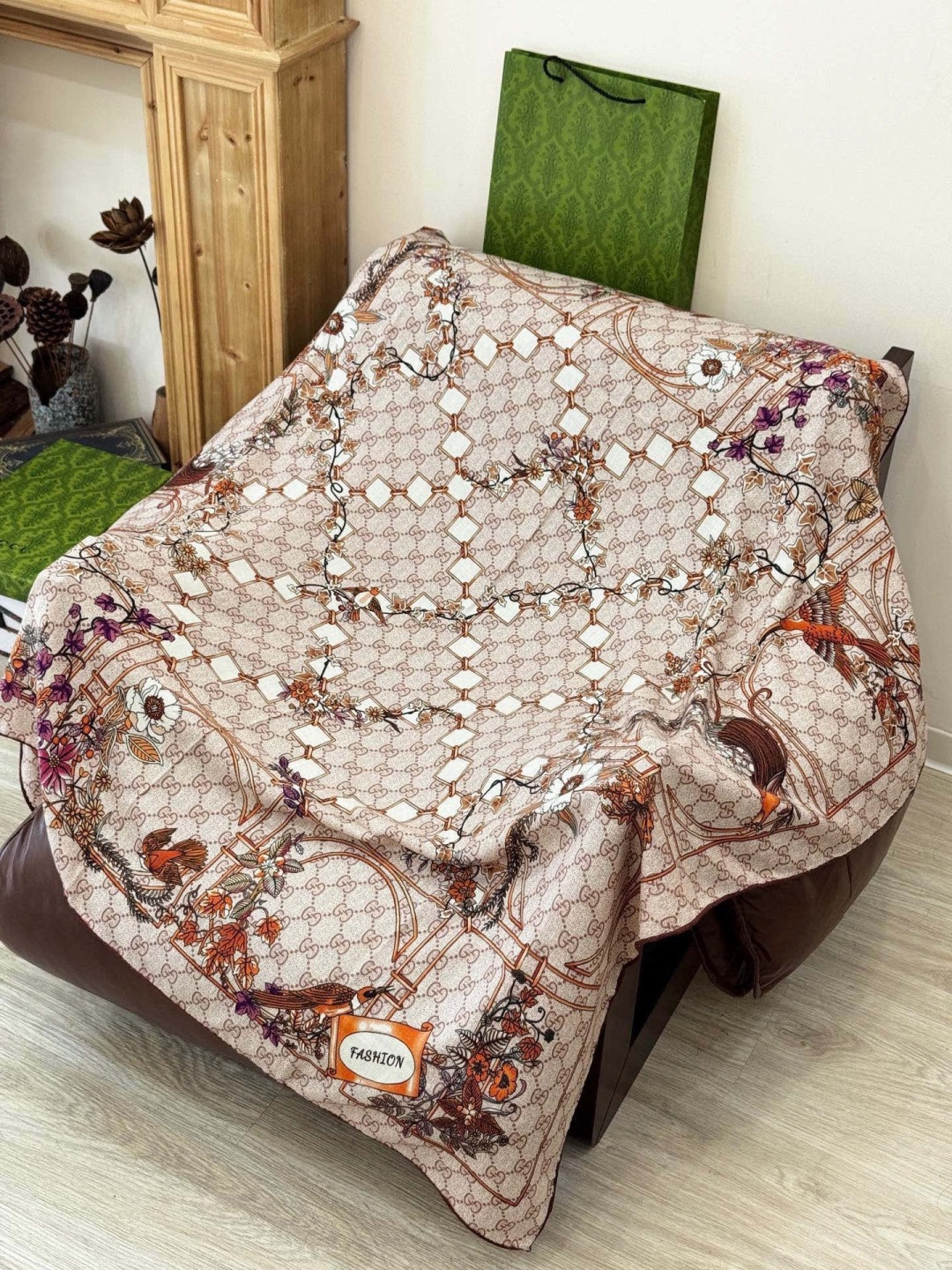 Gucci新款方巾 Gucci动物和花卉印花品牌典藏图案在与全新醒目印花的衬托下熠熠生辉。这款方巾匠心缀