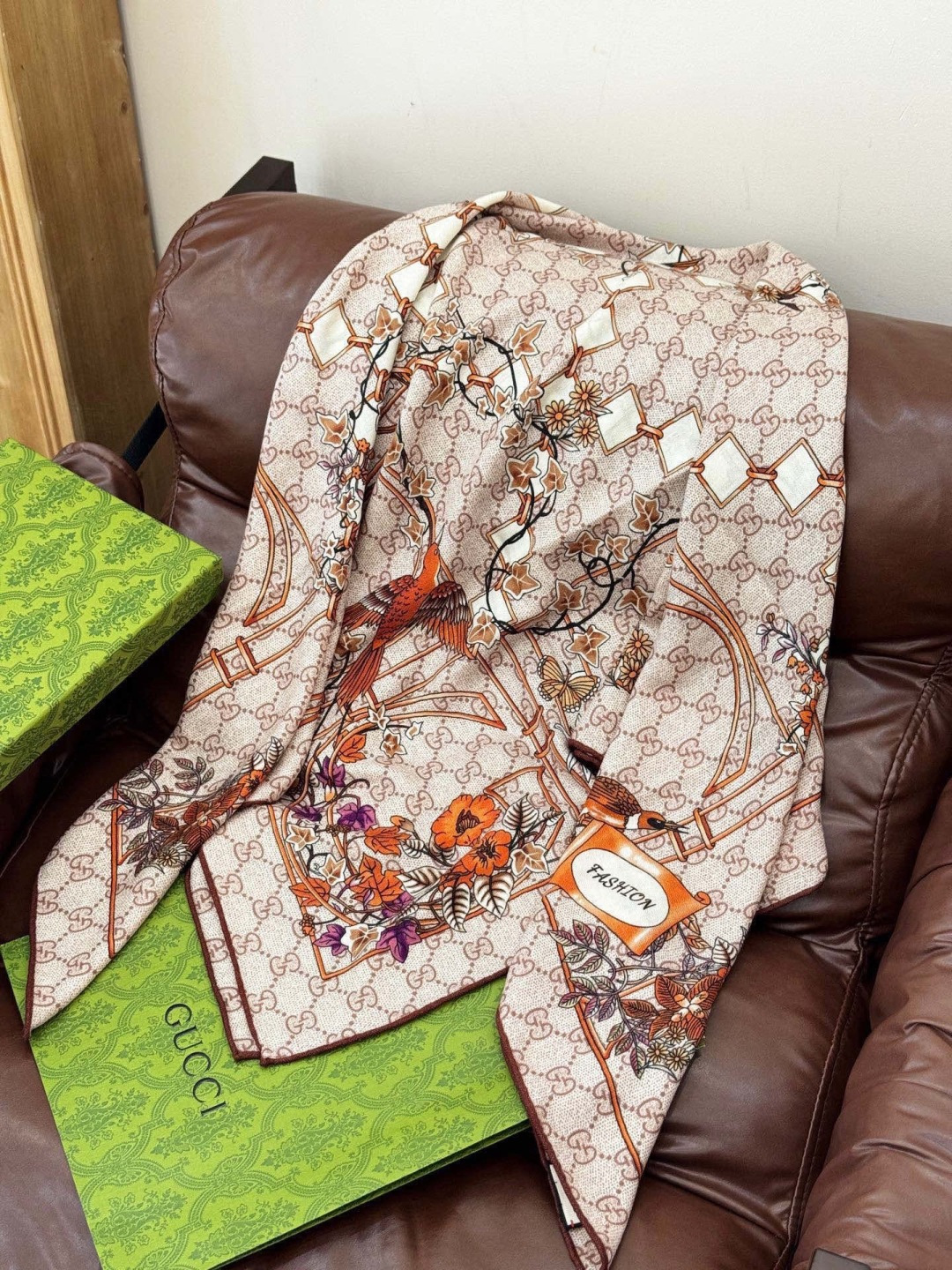 Gucci新款方巾 Gucci动物和花卉印花品牌典藏图案在与全新醒目印花的衬托下熠熠生辉。这款方巾匠心缀