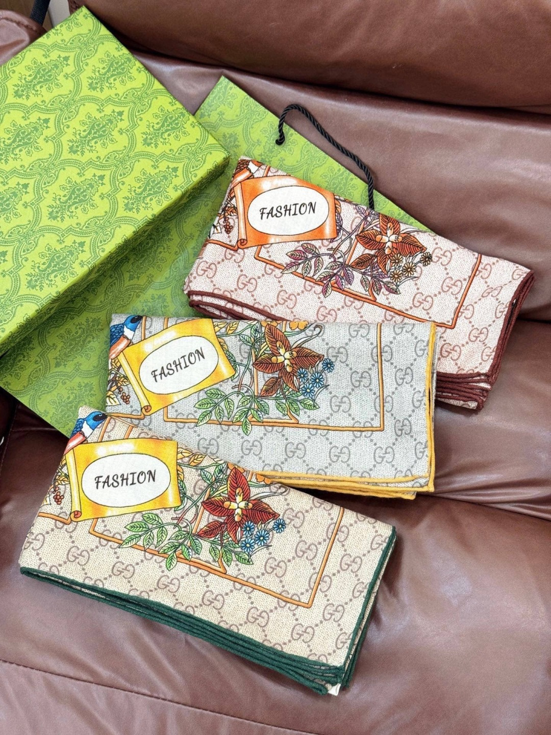 Gucci新款方巾 Gucci动物和花卉印花品牌典藏图案在与全新醒目印花的衬托下熠熠生辉。这款方巾匠心缀