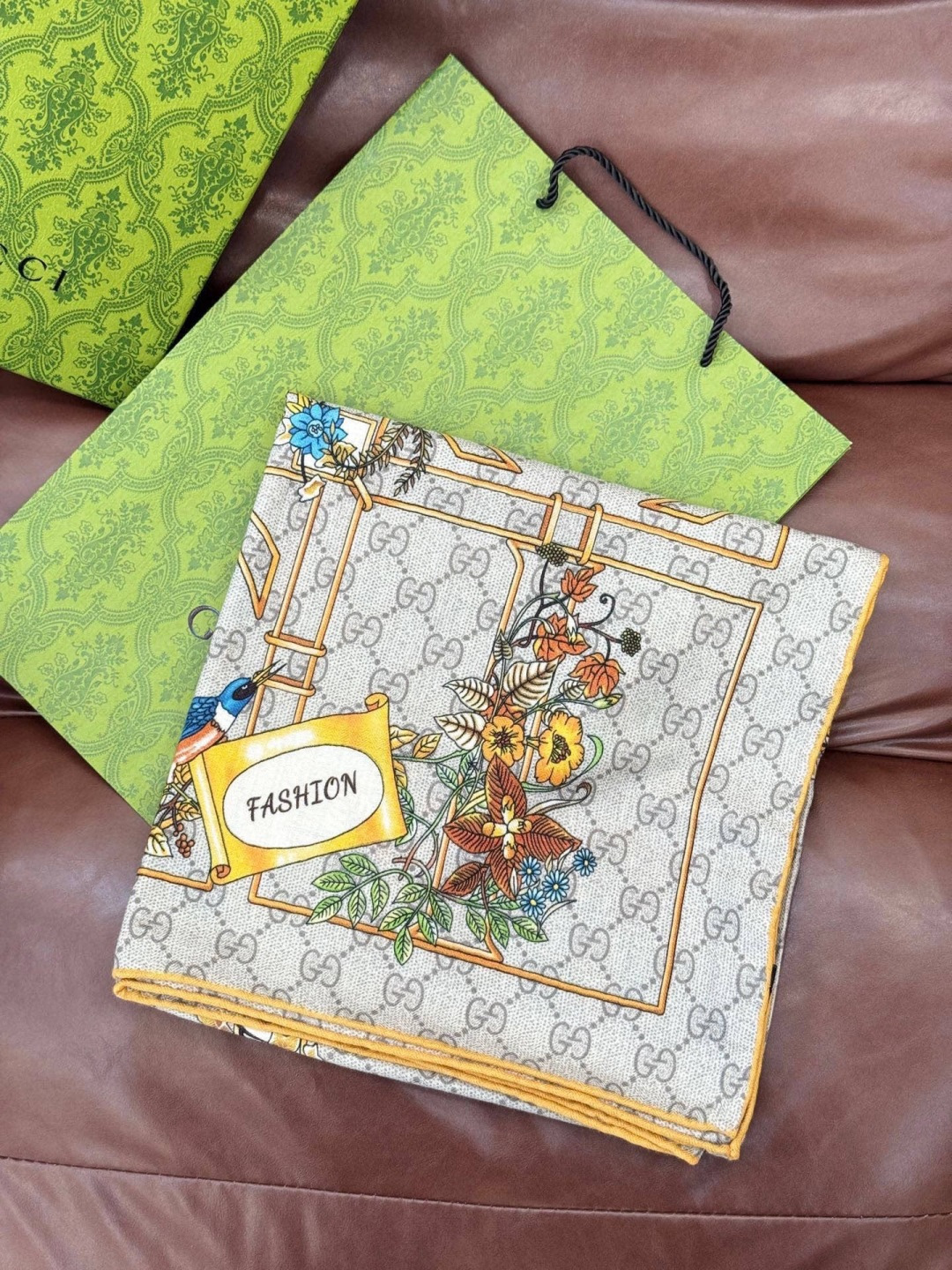 Gucci新款方巾 Gucci动物和花卉印花品牌典藏图案在与全新醒目印花的衬托下熠熠生辉。这款方巾匠心缀