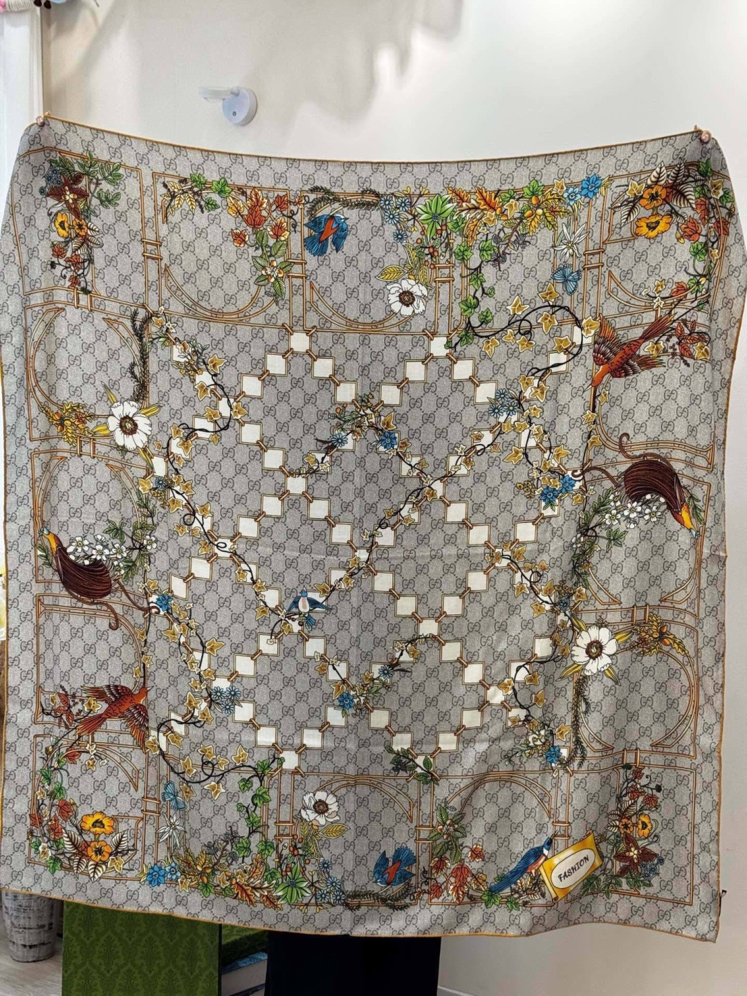 Gucci新款方巾 Gucci动物和花卉印花品牌典藏图案在与全新醒目印花的衬托下熠熠生辉。这款方巾匠心缀