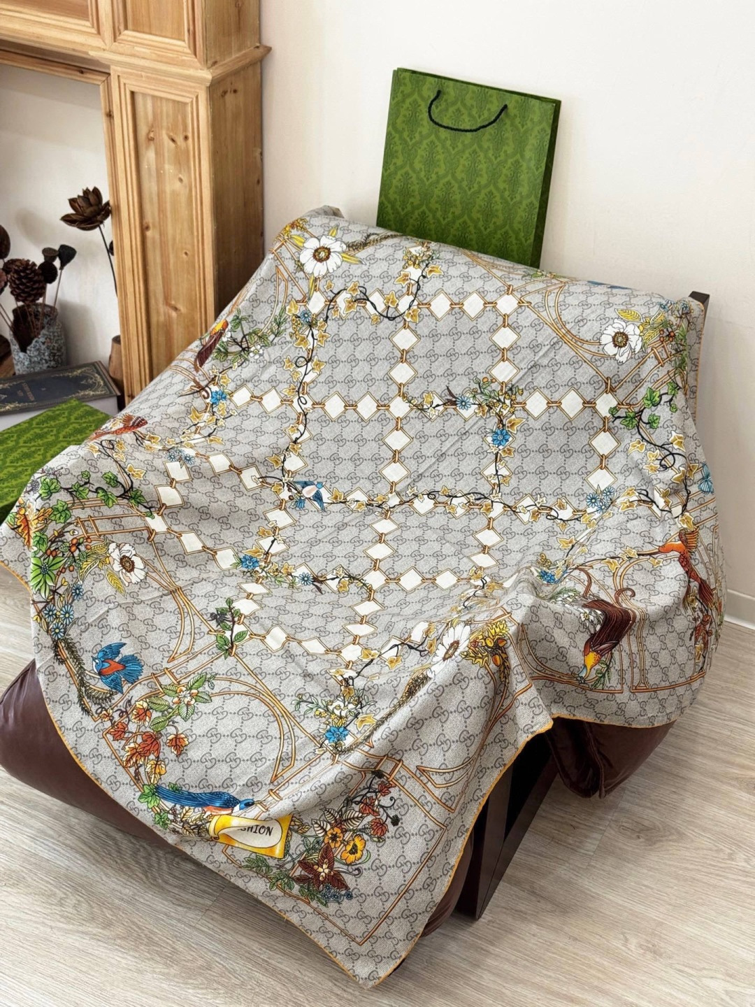 Gucci新款方巾 Gucci动物和花卉印花品牌典藏图案在与全新醒目印花的衬托下熠熠生辉。这款方巾匠心缀