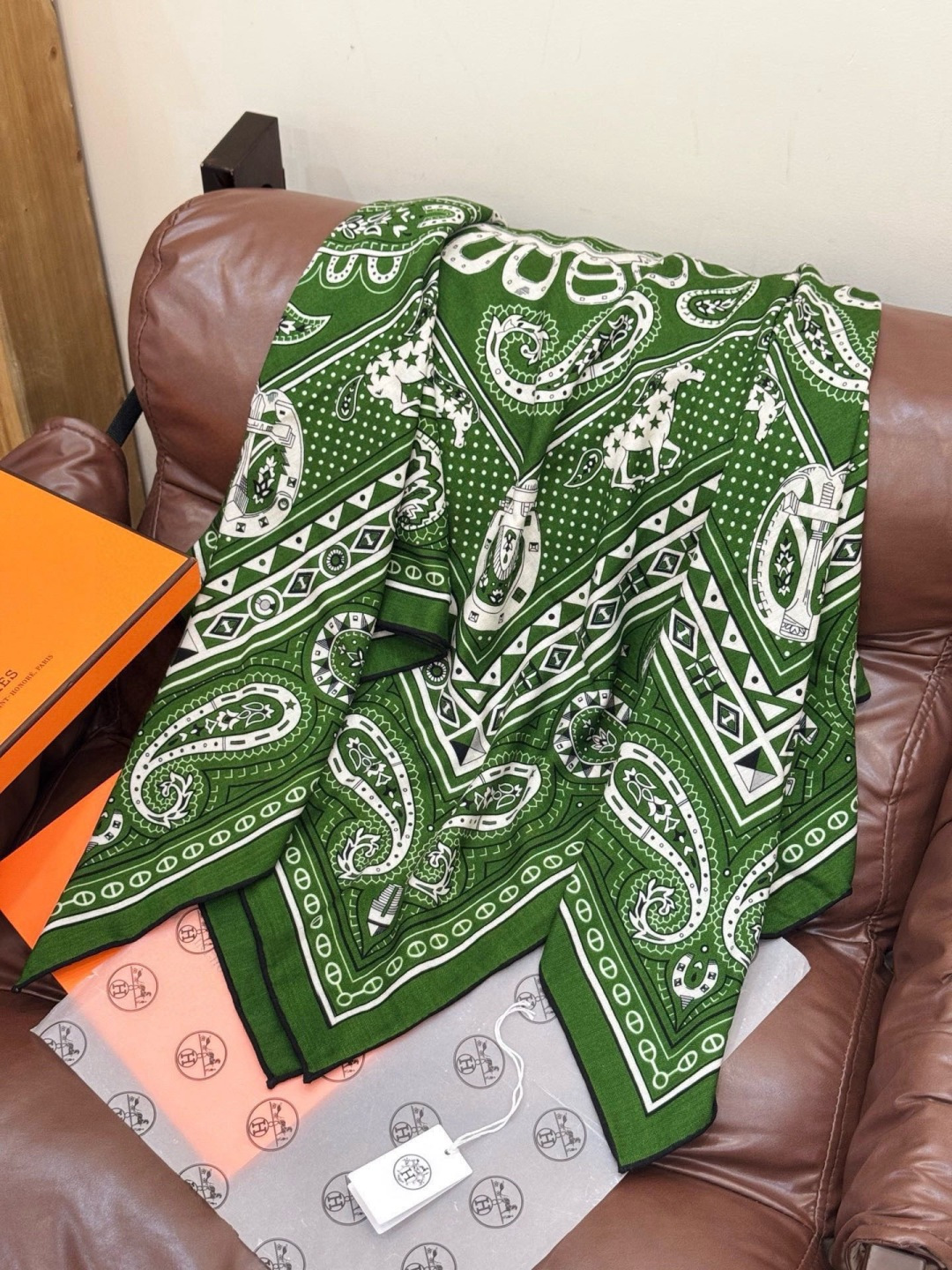 ✨✨【双面同色 丝毛款】H家羊绒新款 买了都说好看‼️推荐💕【爱心骏马 140】羊绒方巾‼️H家ZG爆款