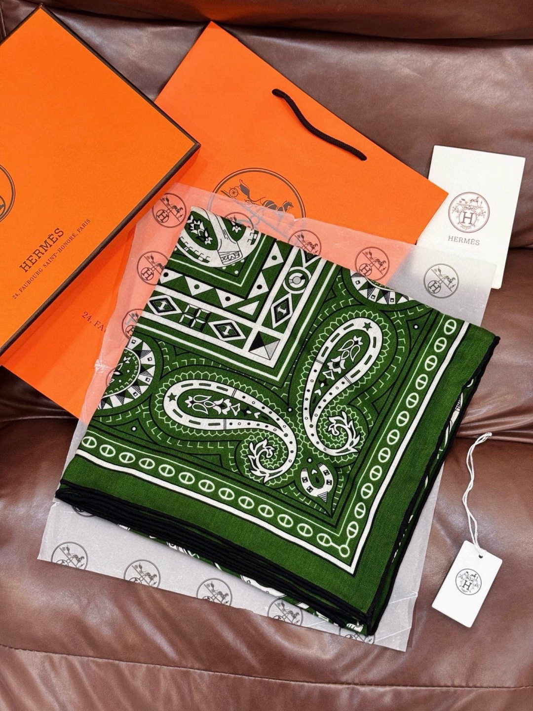 ✨✨【双面同色 丝毛款】H家羊绒新款 买了都说好看‼️推荐💕【爱心骏马 140】羊绒方巾‼️H家ZG爆款