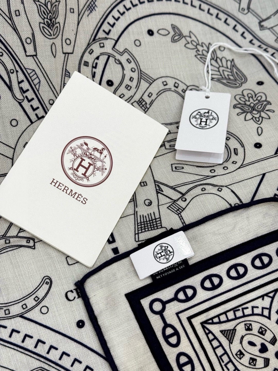 ✨✨【双面同色 丝毛款】H家羊绒新款 买了都说好看‼️推荐💕【爱心骏马 140】羊绒方巾‼️H家ZG爆款