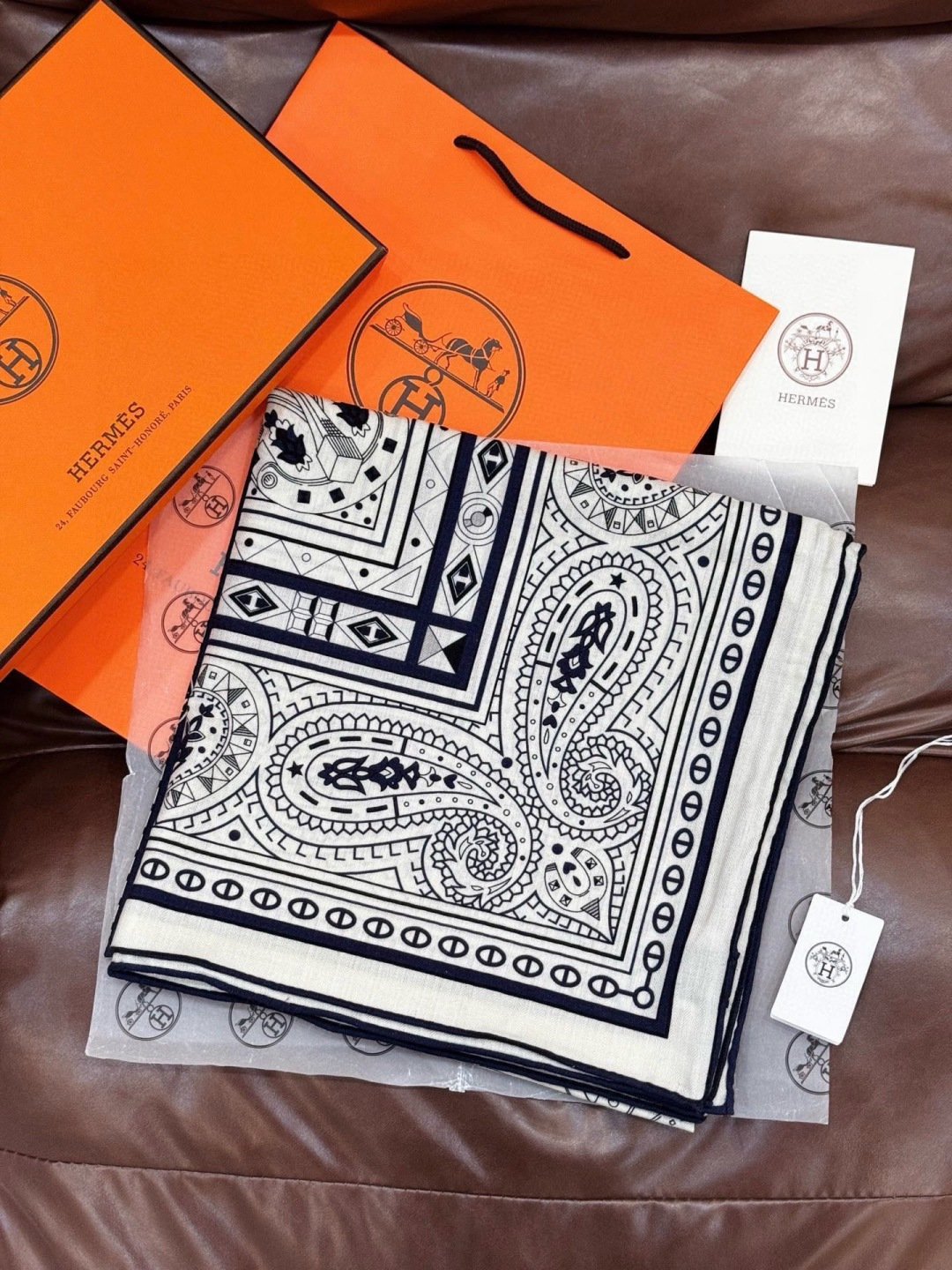 ✨✨【双面同色 丝毛款】H家羊绒新款 买了都说好看‼️推荐💕【爱心骏马 140】羊绒方巾‼️H家ZG爆款