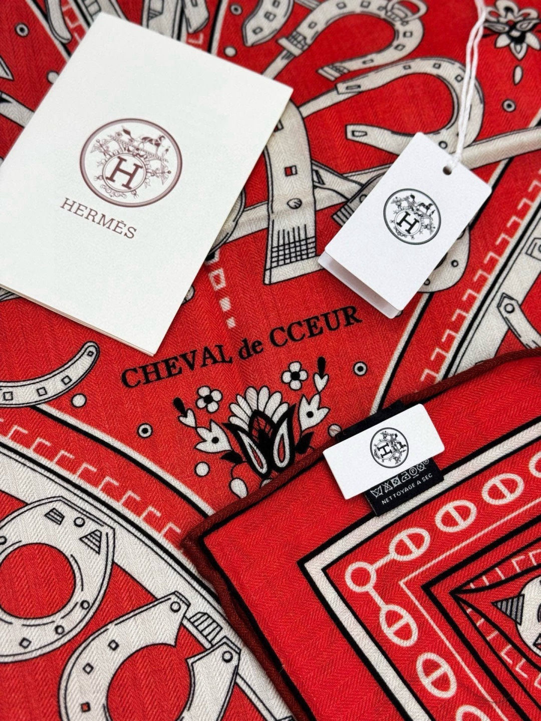 ✨✨【双面同色 丝毛款】H家羊绒新款 买了都说好看‼️推荐💕【爱心骏马 140】羊绒方巾‼️H家ZG爆款