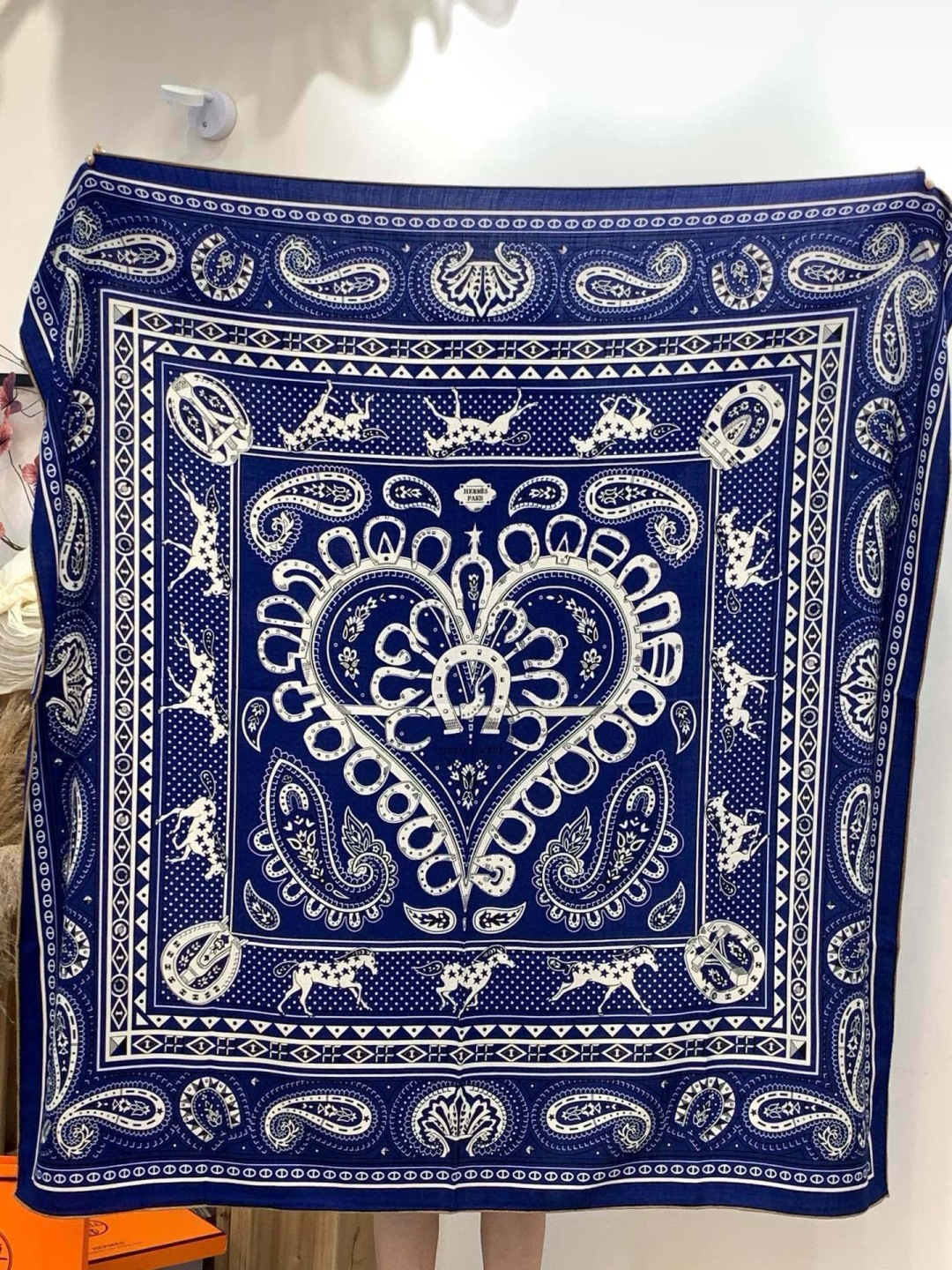 ✨✨【双面同色 丝毛款】H家羊绒新款 买了都说好看‼️推荐💕【爱心骏马 140】羊绒方巾‼️H家ZG爆款