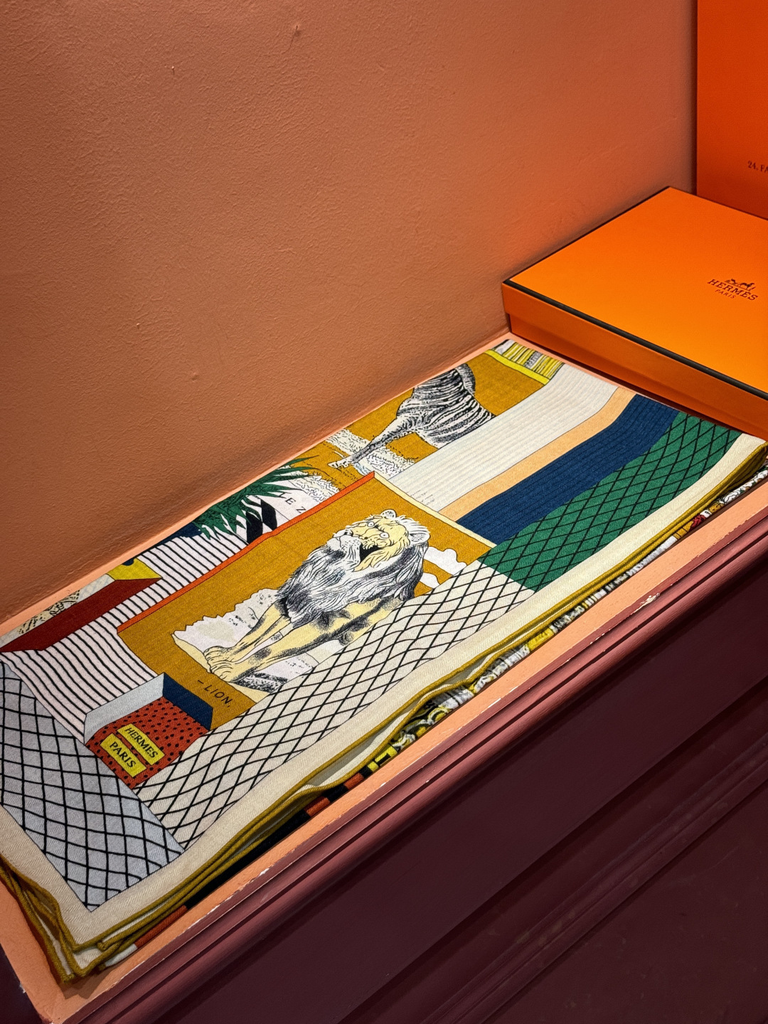 爱马仕新款双面同色 品名: 新型大剧院面料：丝绒尺寸：140*140 这款爱马仕点睛配饰可以多种方式佩戴