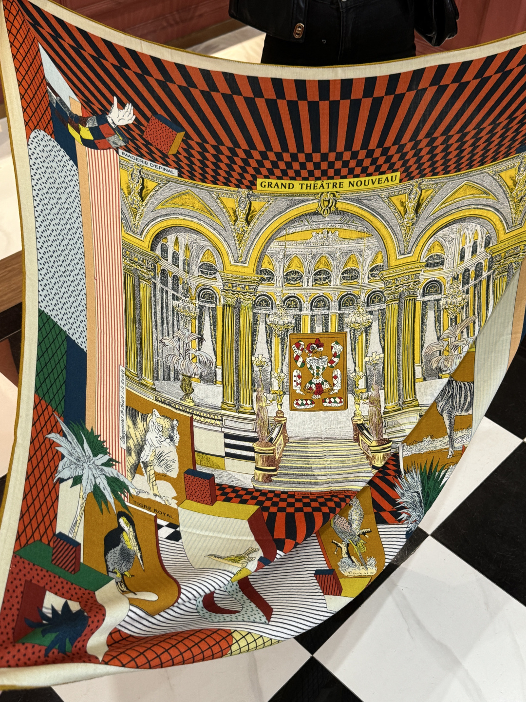 爱马仕新款双面同色 品名: 新型大剧院面料：丝绒尺寸：140*140 这款爱马仕点睛配饰可以多种方式佩戴