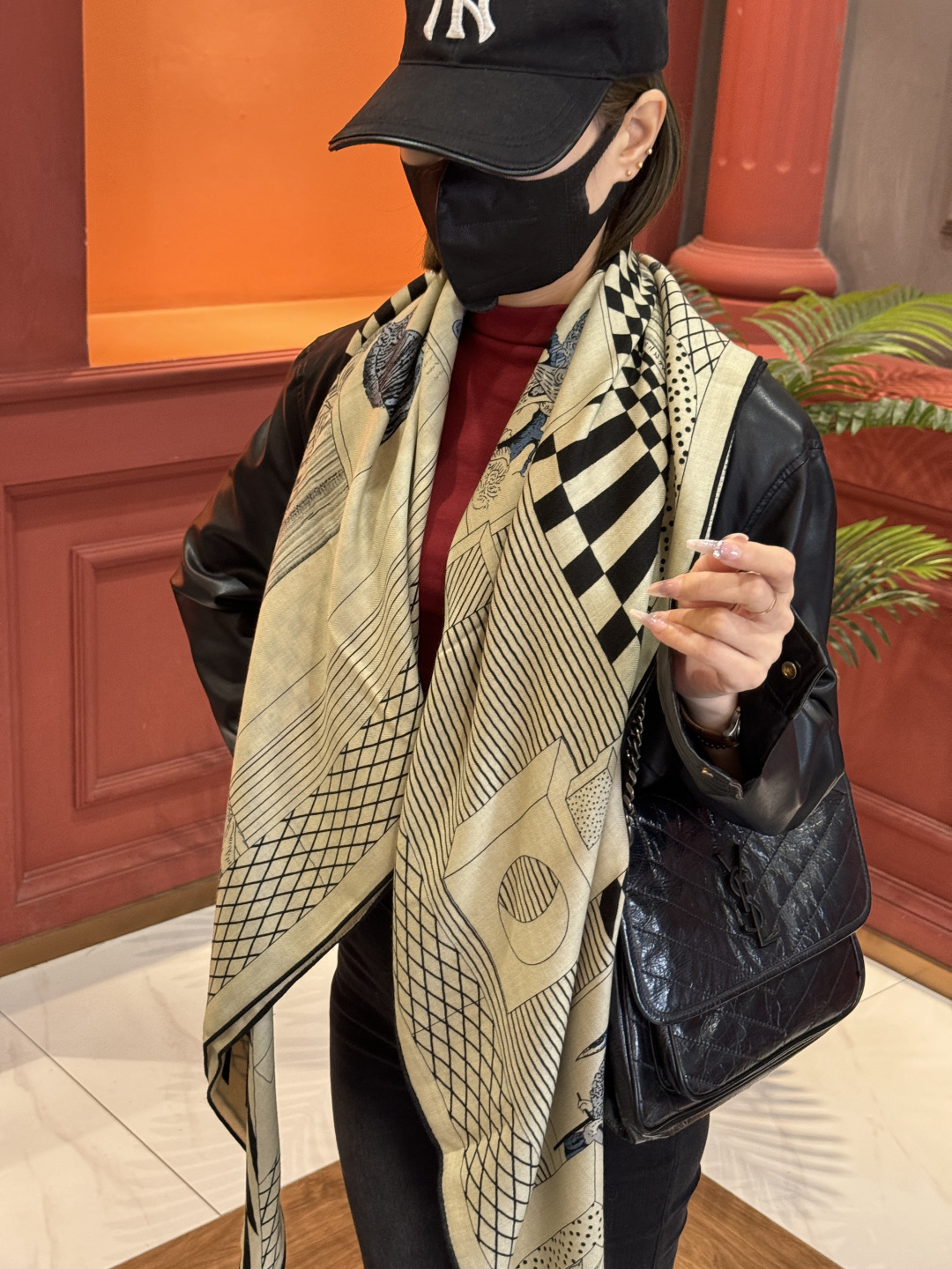 爱马仕新款双面同色 品名: 新型大剧院面料：丝绒尺寸：140*140 这款爱马仕点睛配饰可以多种方式佩戴