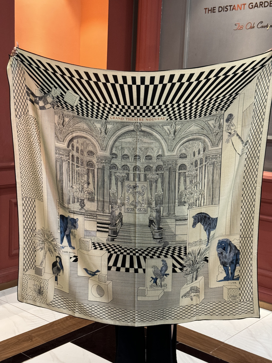 爱马仕新款双面同色 品名: 新型大剧院面料：丝绒尺寸：140*140 这款爱马仕点睛配饰可以多种方式佩戴