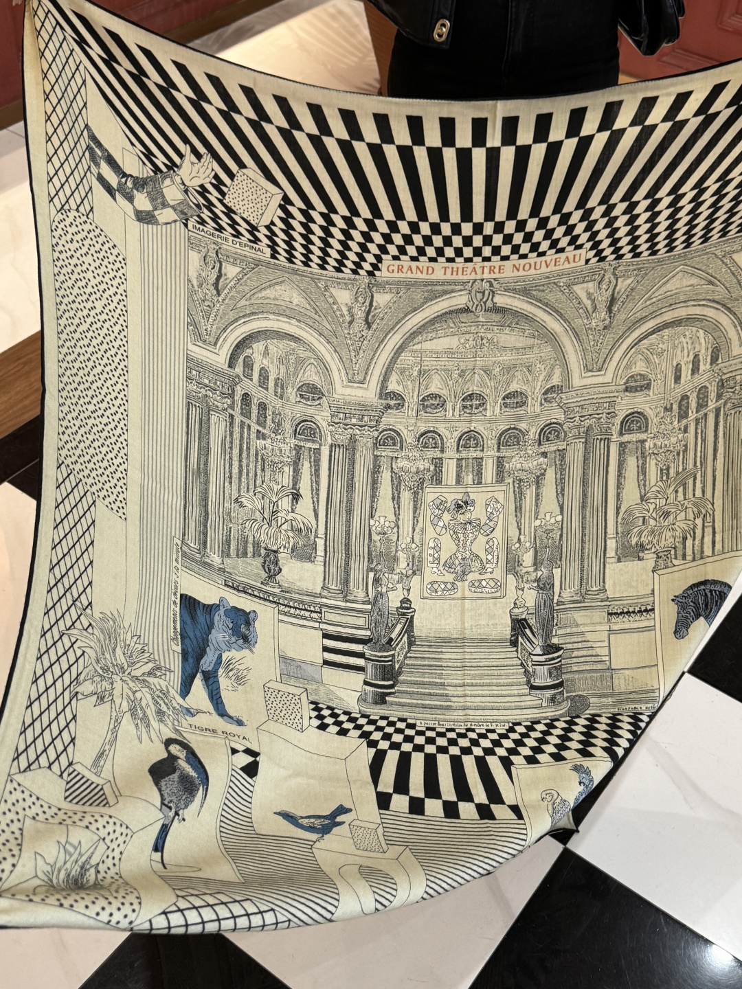 爱马仕新款双面同色 品名: 新型大剧院面料：丝绒尺寸：140*140 这款爱马仕点睛配饰可以多种方式佩戴