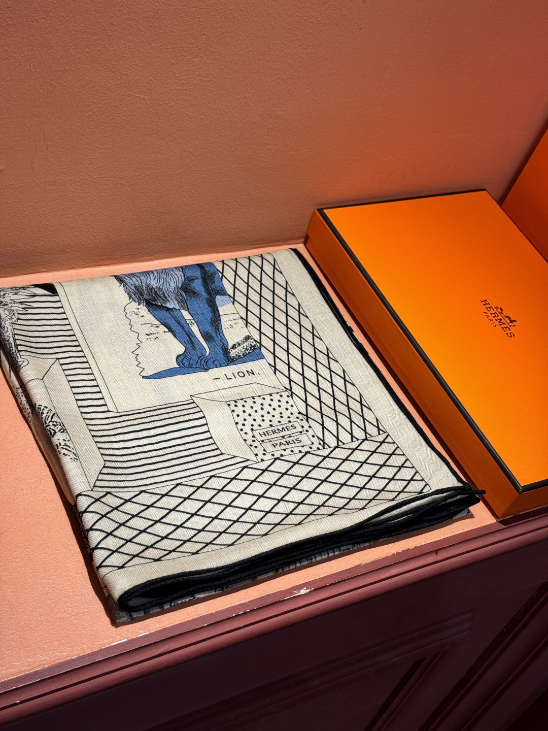 爱马仕新款双面同色 品名: 新型大剧院面料：丝绒尺寸：140*140 这款爱马仕点睛配饰可以多种方式佩戴