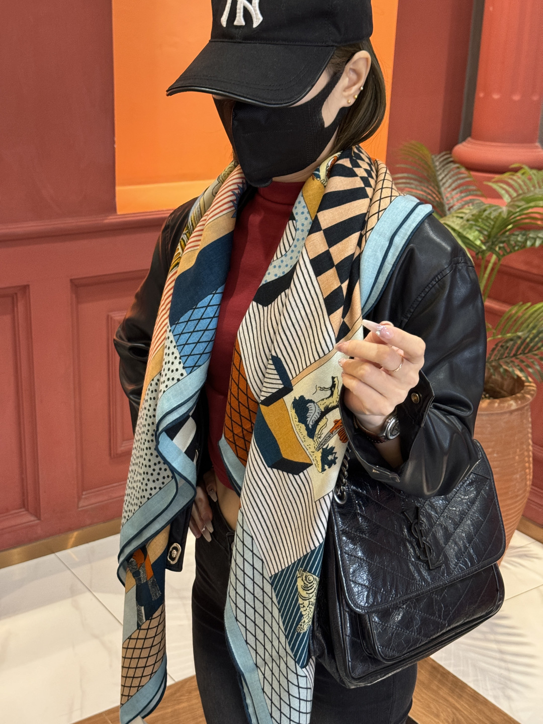 爱马仕新款双面同色 品名: 新型大剧院面料：丝绒尺寸：140*140 这款爱马仕点睛配饰可以多种方式佩戴