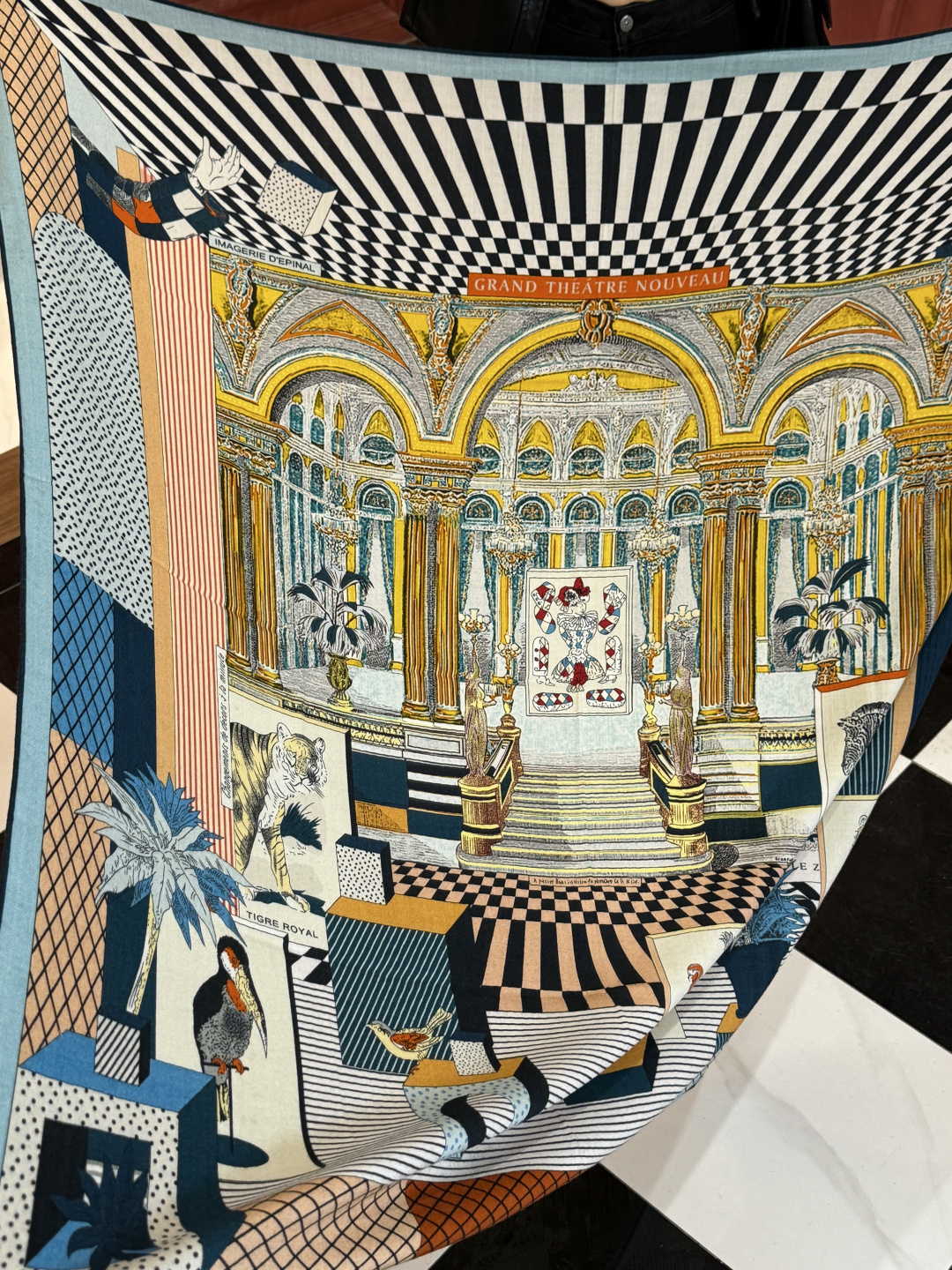 爱马仕新款双面同色 品名: 新型大剧院面料：丝绒尺寸：140*140 这款爱马仕点睛配饰可以多种方式佩戴