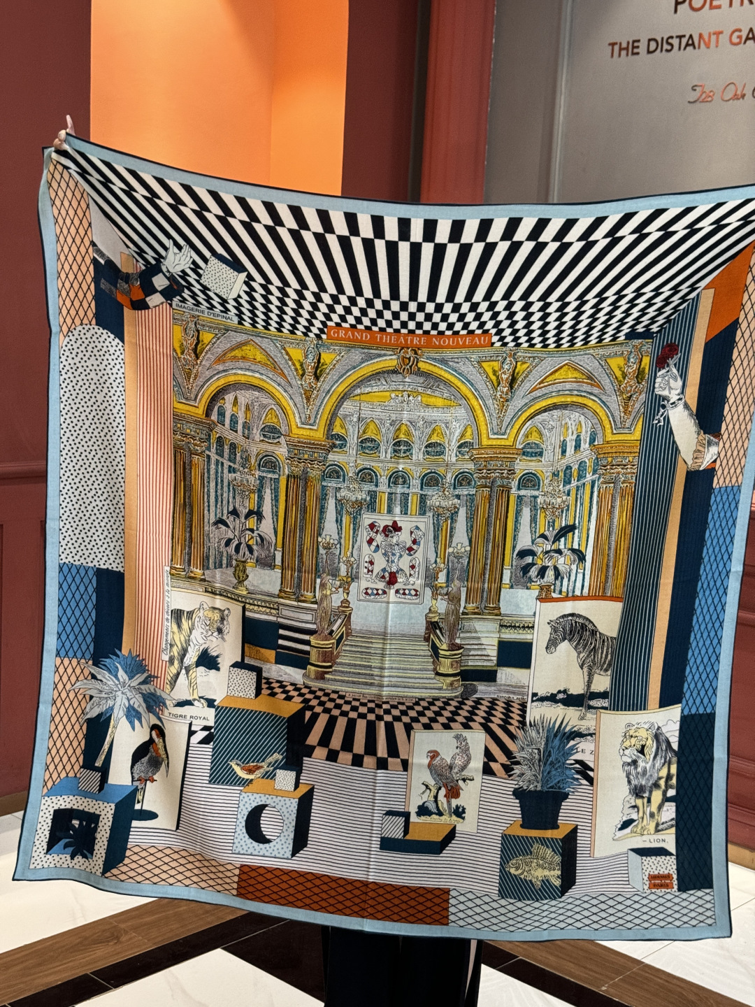 爱马仕新款双面同色 品名: 新型大剧院面料：丝绒尺寸：140*140 这款爱马仕点睛配饰可以多种方式佩戴