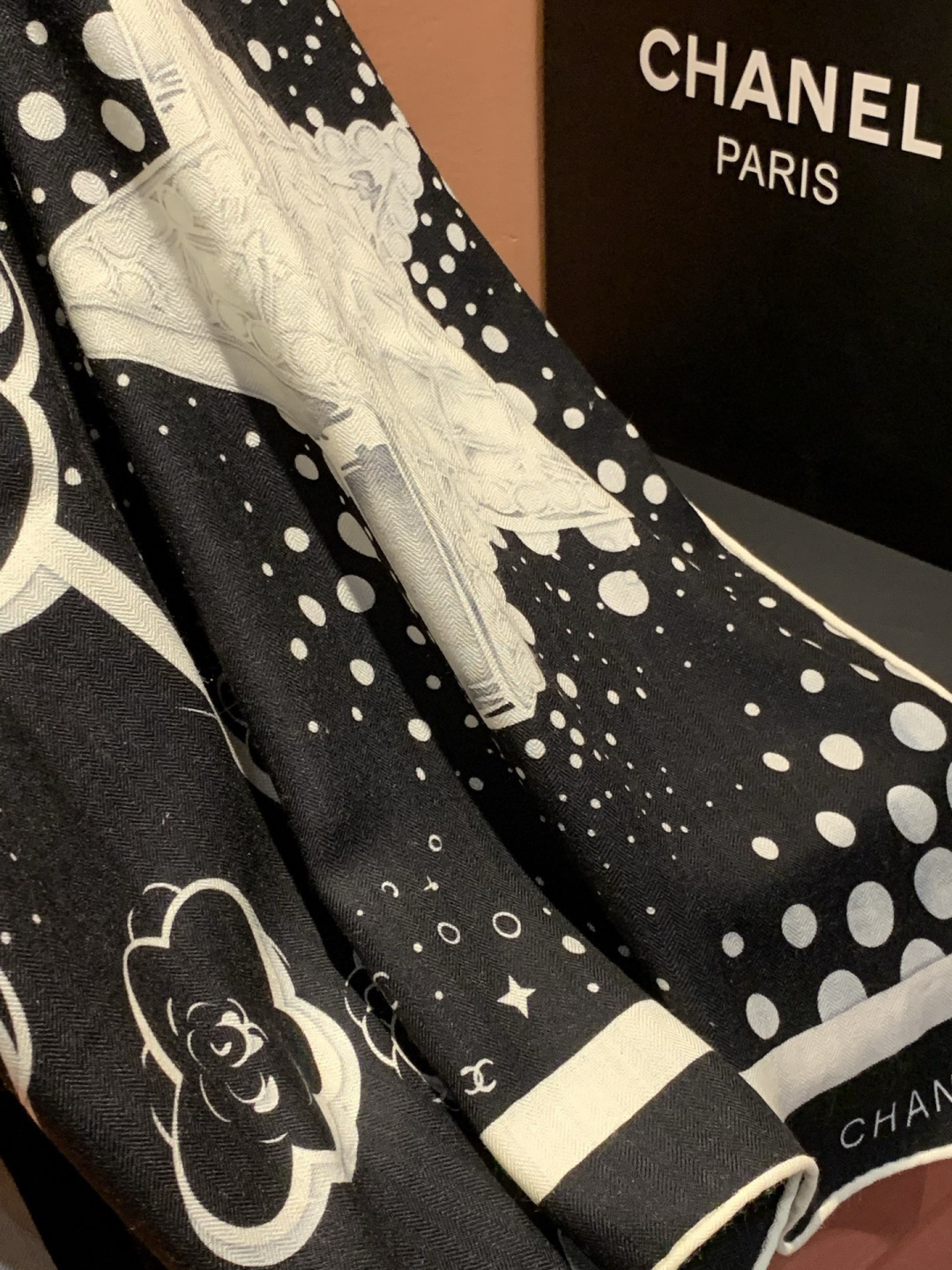 Chanel ~新品～【五角星山茶花】140双面丝绒方巾这款经典单品展现强大而迷人的女性魅力精髓。此14