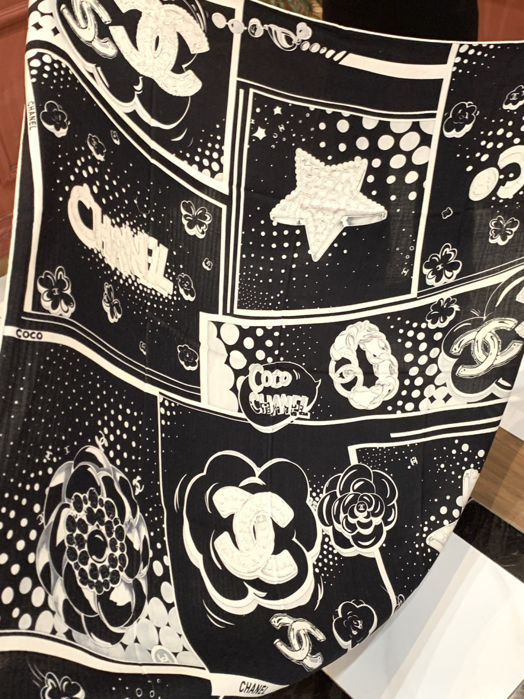 Chanel ~新品～【五角星山茶花】140双面丝绒方巾这款经典单品展现强大而迷人的女性魅力精髓。此14