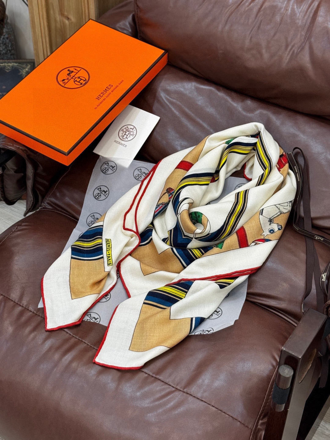 “金质马刺与骏马的披挂叠印版”披肩【140顶级丝毛双面同色】手工卷边30%桑蚕丝70%羊毛这款迷人的14