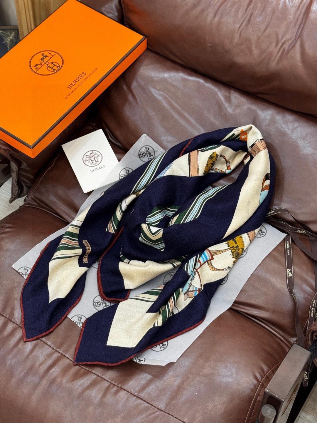 “金质马刺与骏马的披挂叠印版”披肩【140顶级丝毛双面同色】手工卷边30%桑蚕丝70%羊毛这款迷人的14